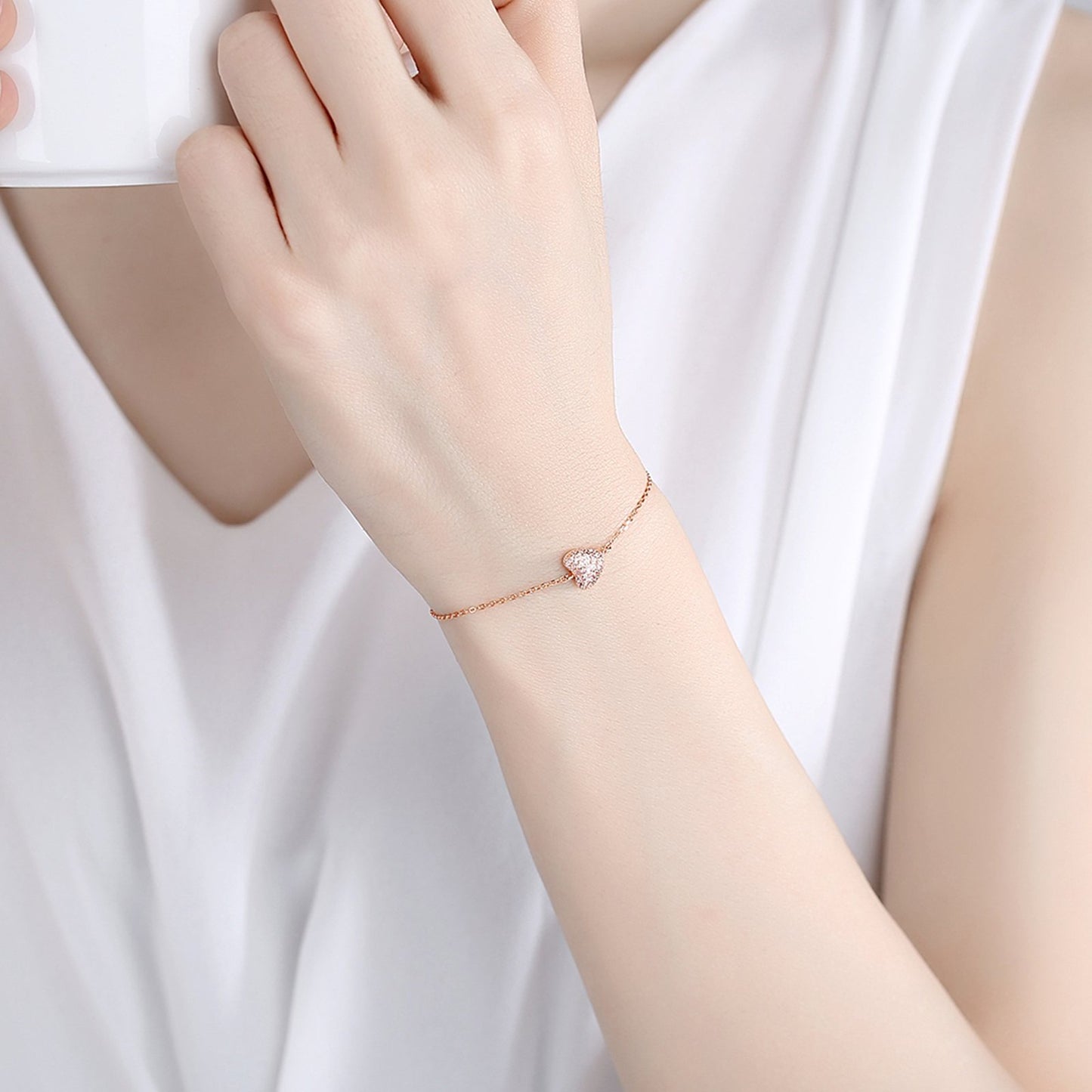 Bratara din argint placata cu aur model inima cu cristale zirconiu cesini purtata