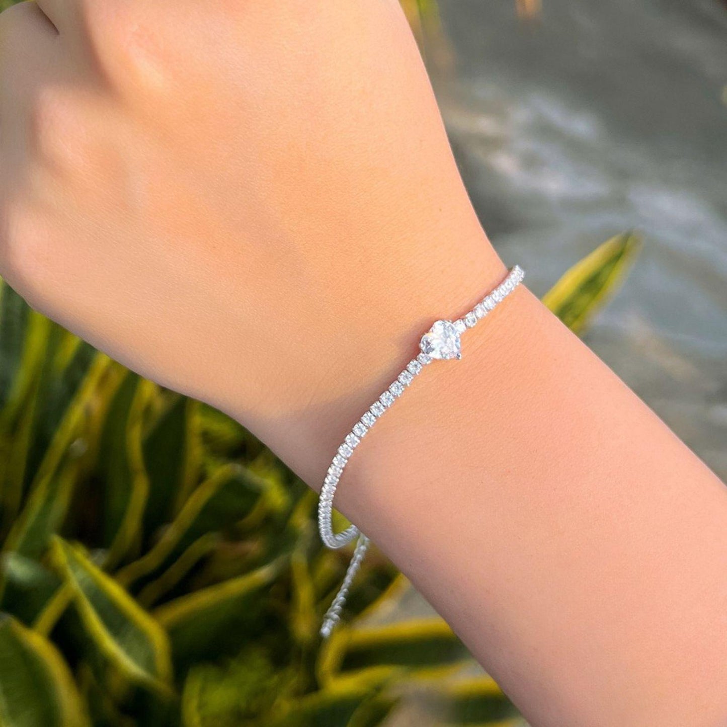 Bratara tennis din argint cu inimioara si cristale zirconiu cesini purtata