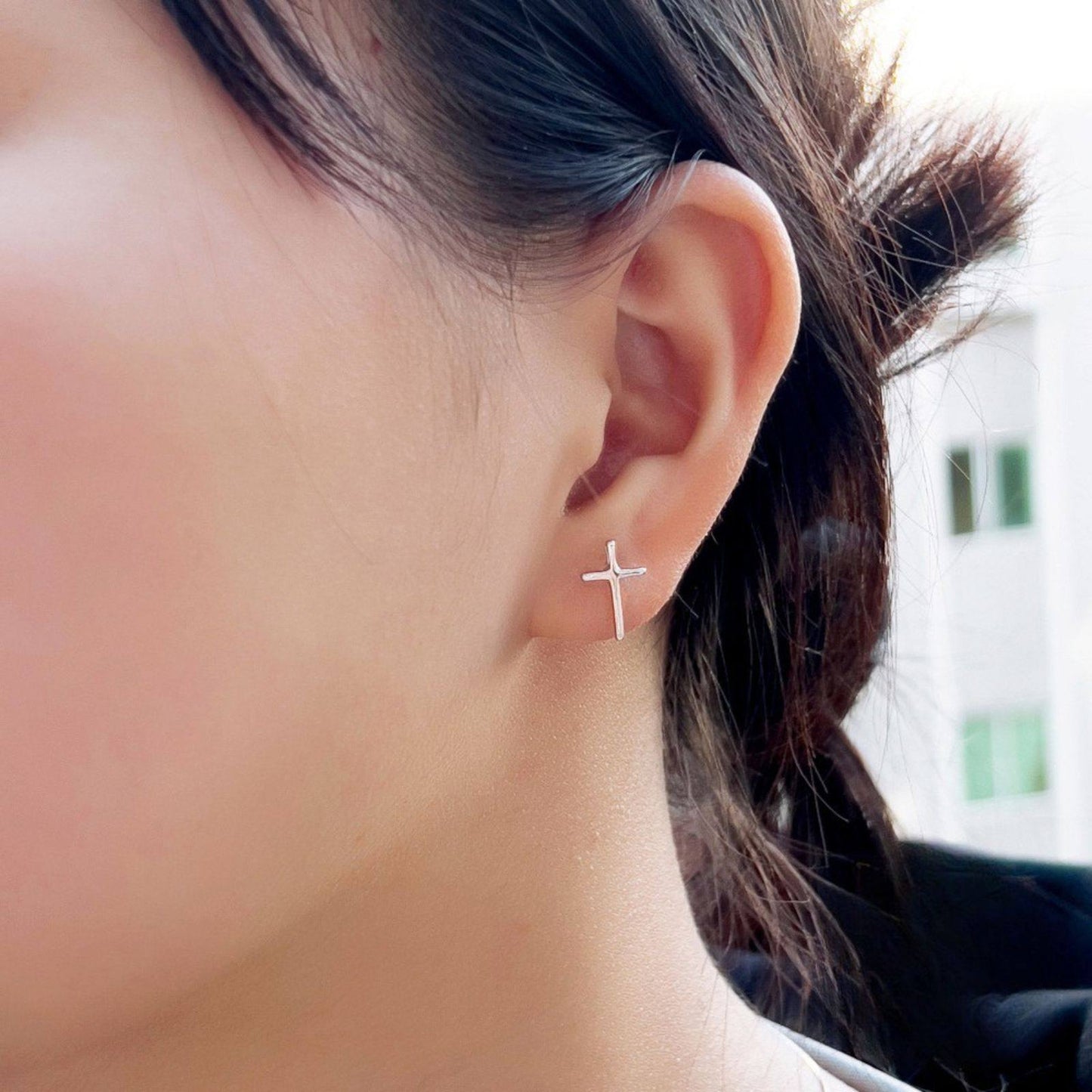 Cercei din argint model cruce simpli fara pietre cesini purtati