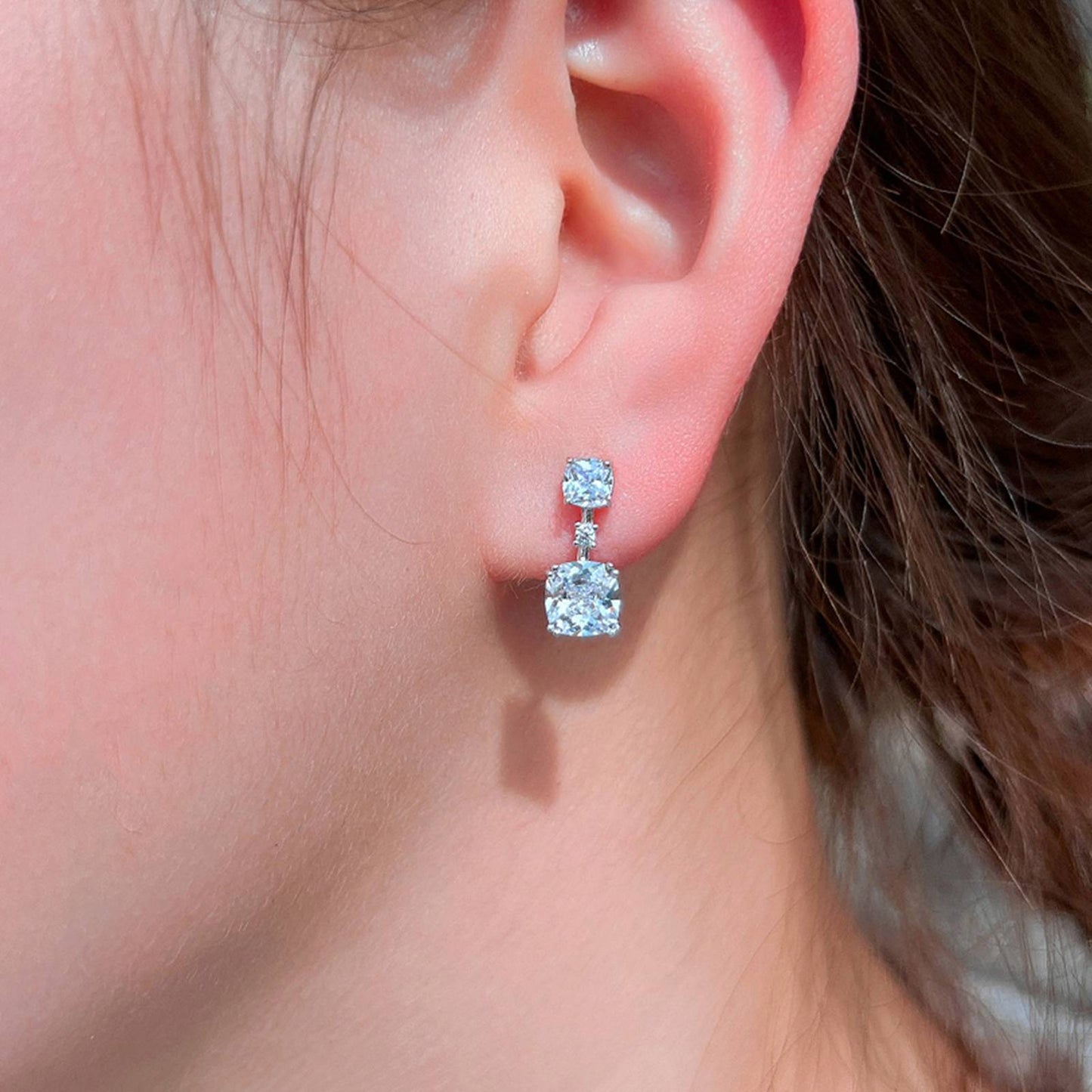 Cercei din argint eleganti patrati cu cristale zirconiu cesini purtati