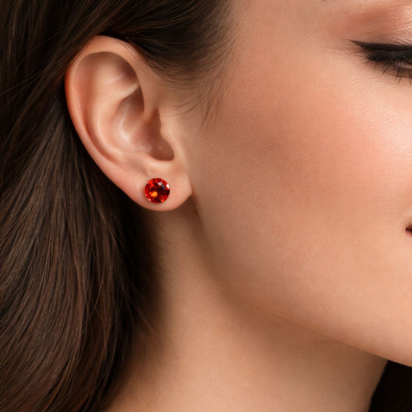 Cercei din argint rotunzi eleganti cu cristale zirconiu rosu cesini purtati