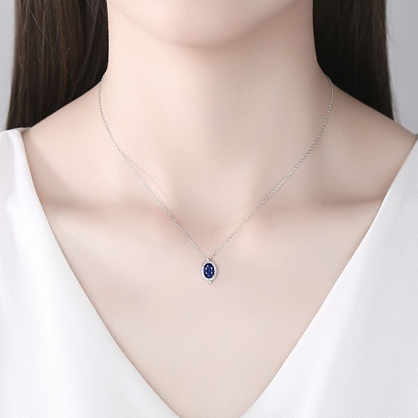 Colier din argint elegant lacrima cu safir albastru si cristale zirconiu cesini purtat