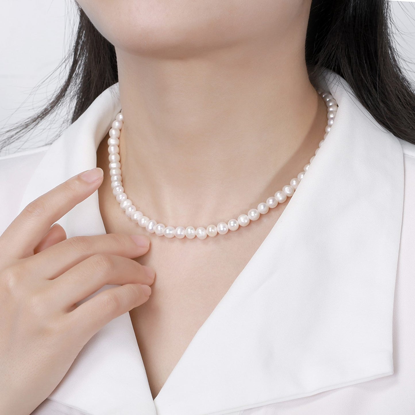 Colier din argint elegant cu perle naturale placat cu aur cesini purtat