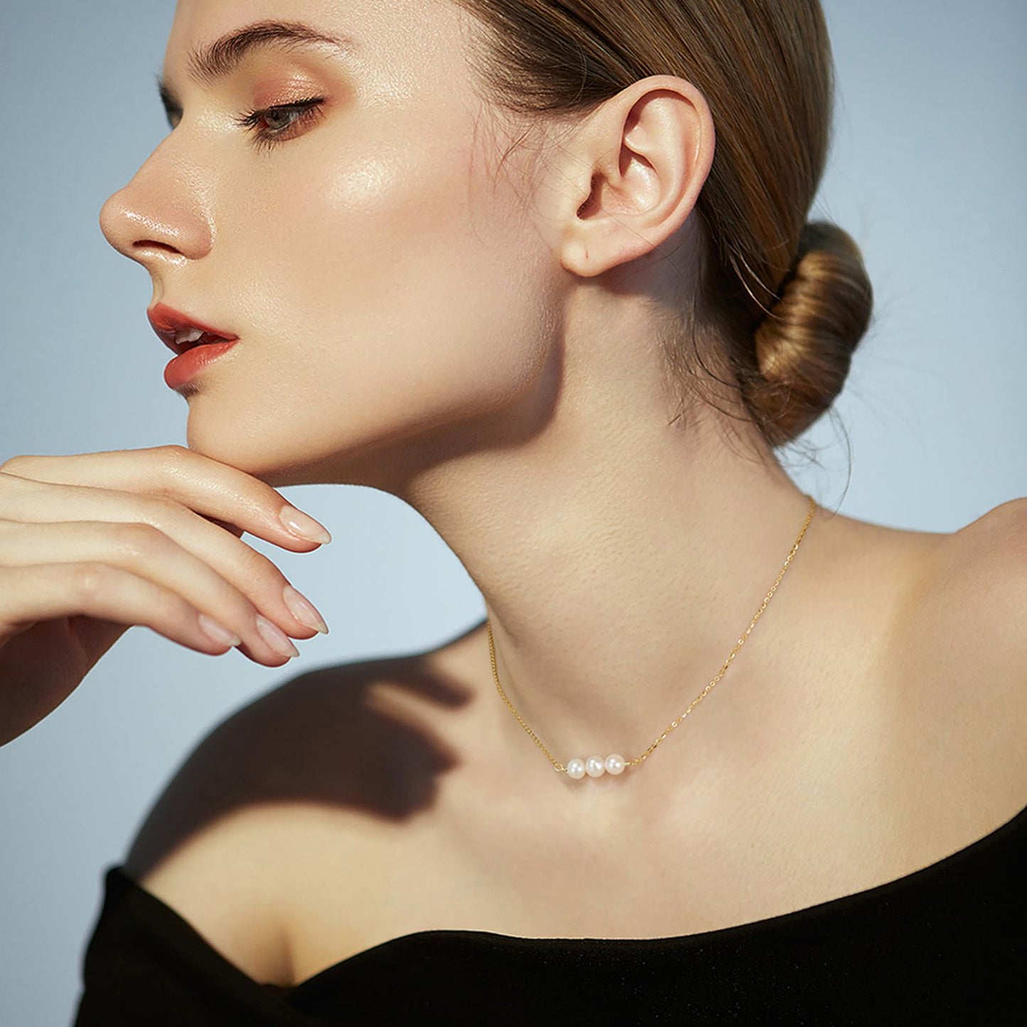 Colier din argint elegant placat cu aur cu perle naturale cesini purtat