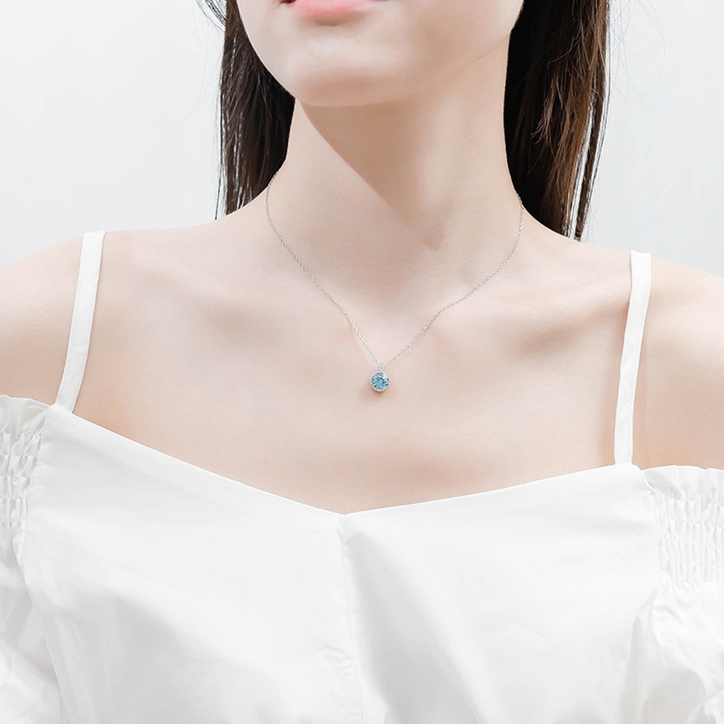 Set din argint elegant rotund colier si cercei cu safir albastru si cristale zirconiu cesini purtat