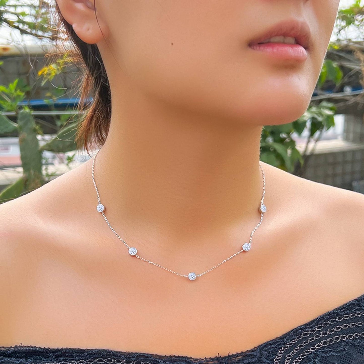 Colier din argint elegant rotund cu cristale zirconiu cesini purtat