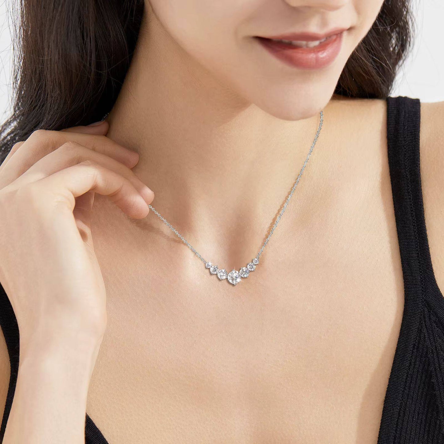 Colier din argint elegant cu cristale zirconiu cesini purtat