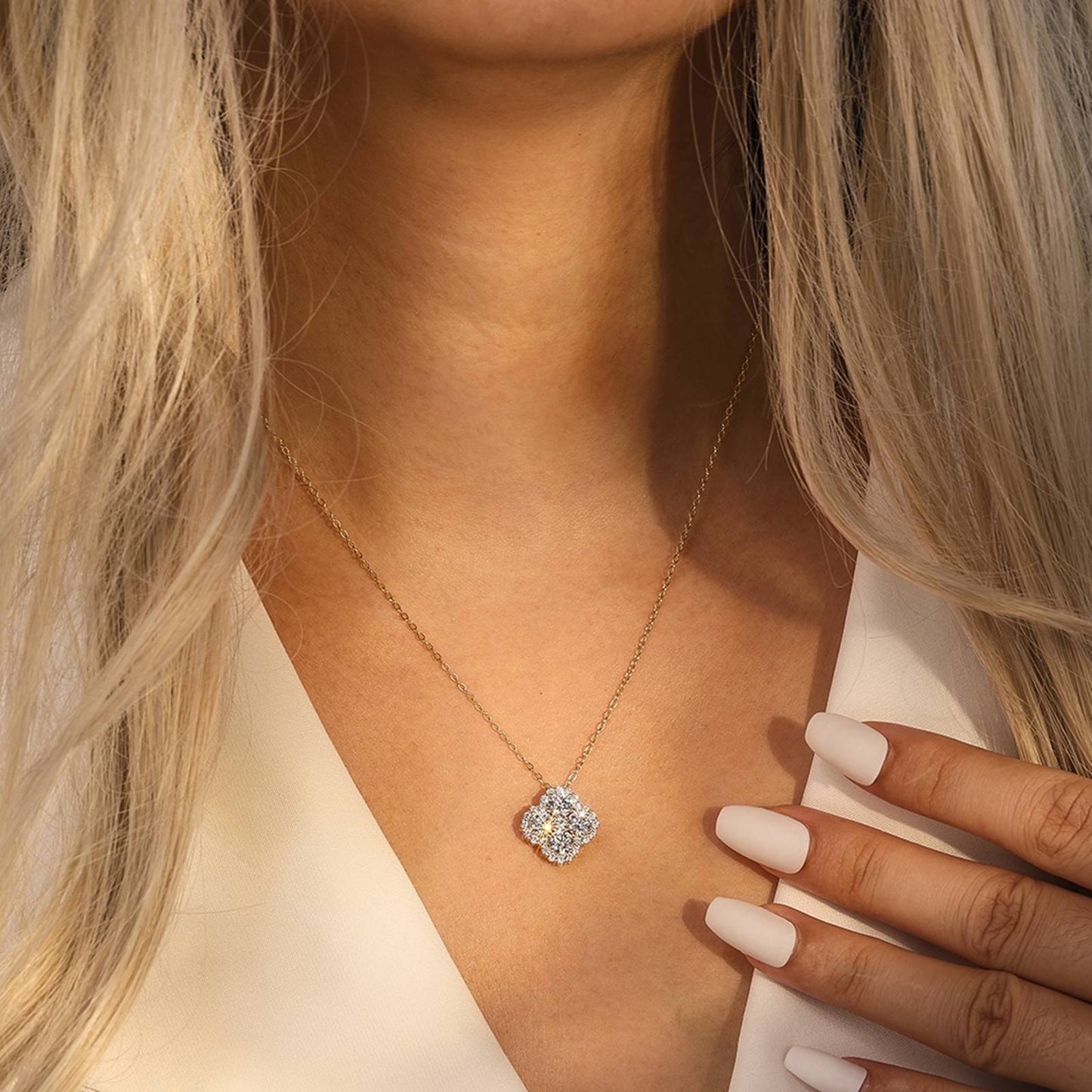Colier din argint elegant placat cu aur cu trifoi clover cu cristale zirconiu cesini purtat