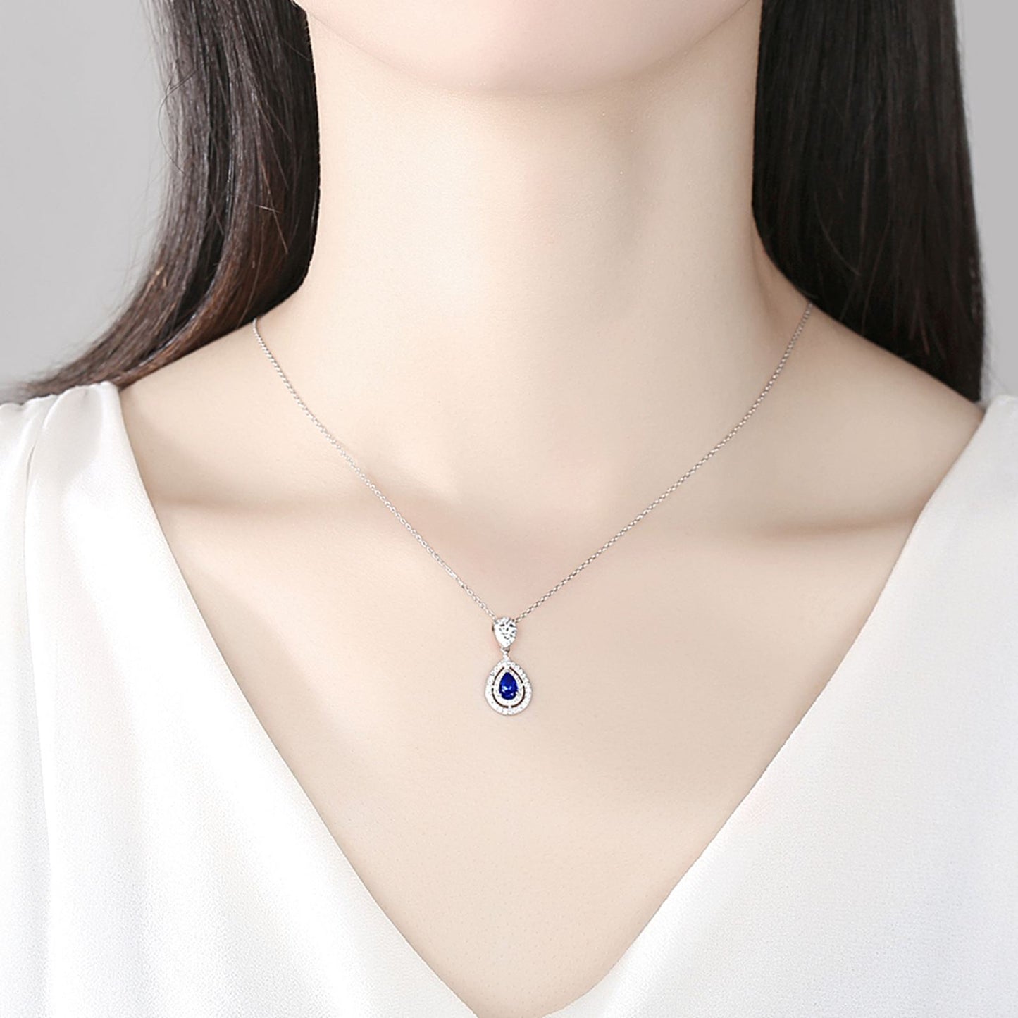 Set din argint elegant colier si cercei cu safir albastru si cristale zirconiu cesini colier purtat