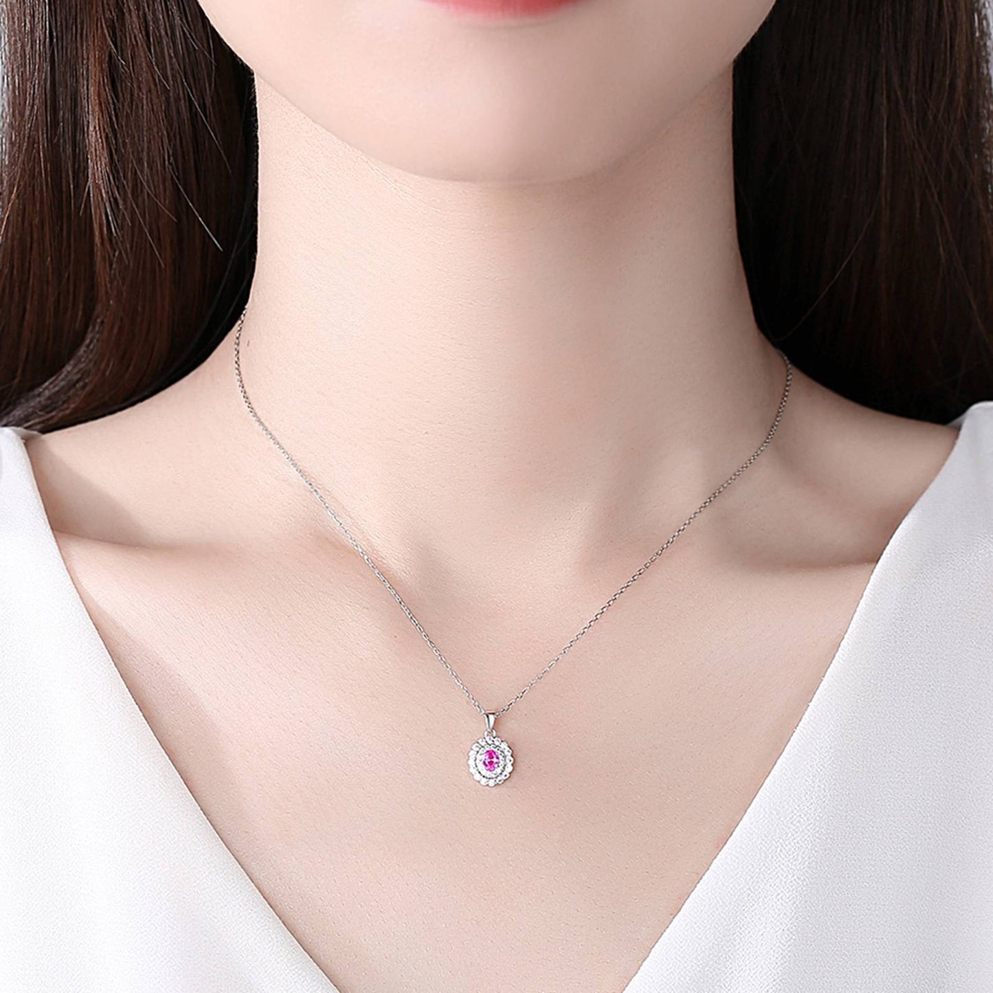 Colier lantisor din argint rotund elegant cu safir roz si cristale zirconiu cesini purtat