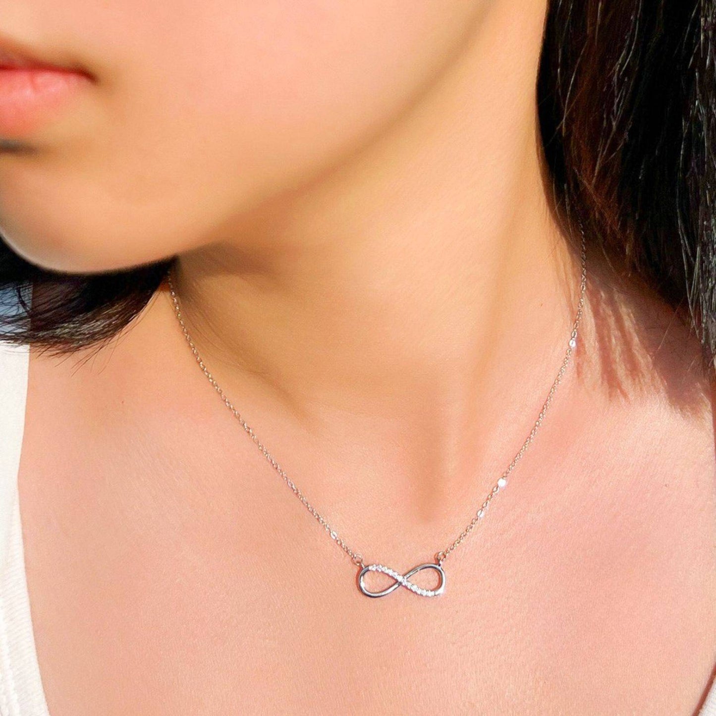Colier lantisor din argint cu pandantiv semnul infinitului cu zirconiu cesini purtat