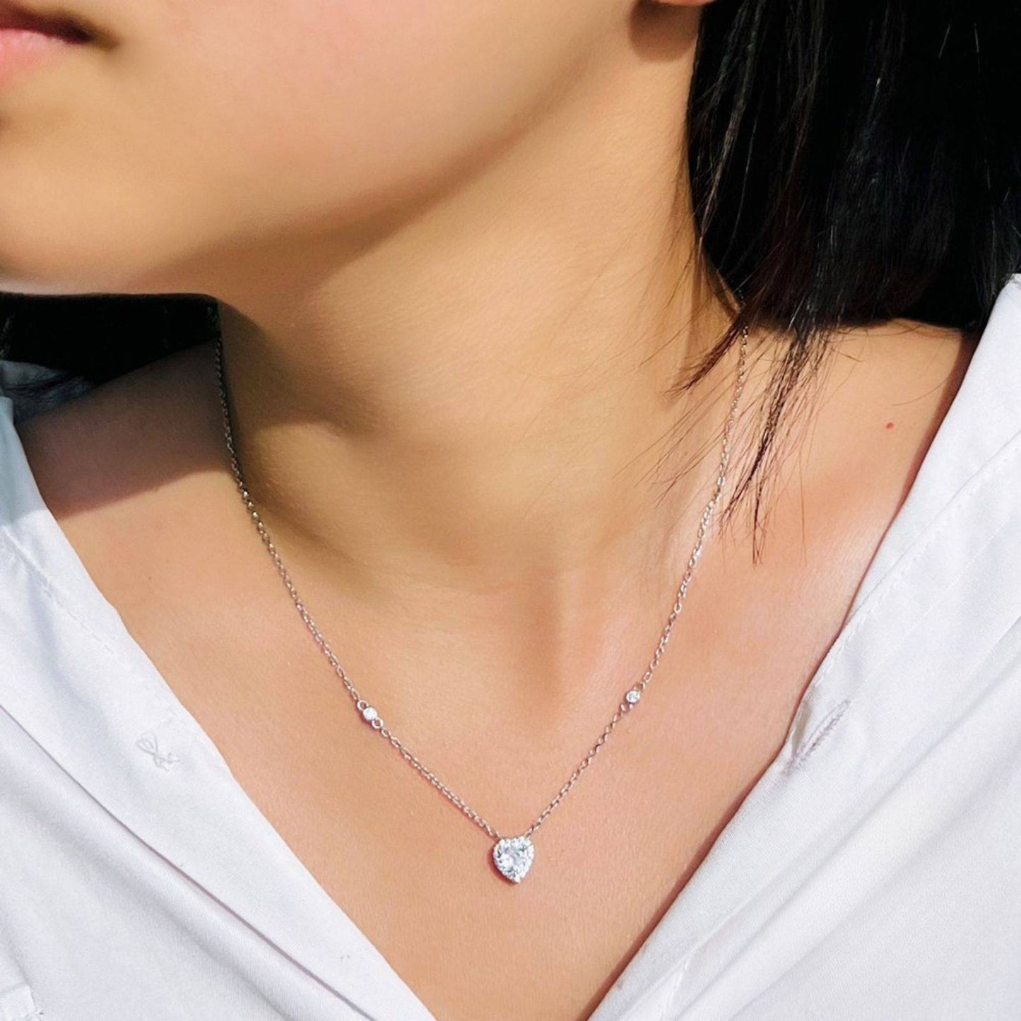 Colier lantisor din argint cu pandantiv inima cu zirconiu cesini purtat