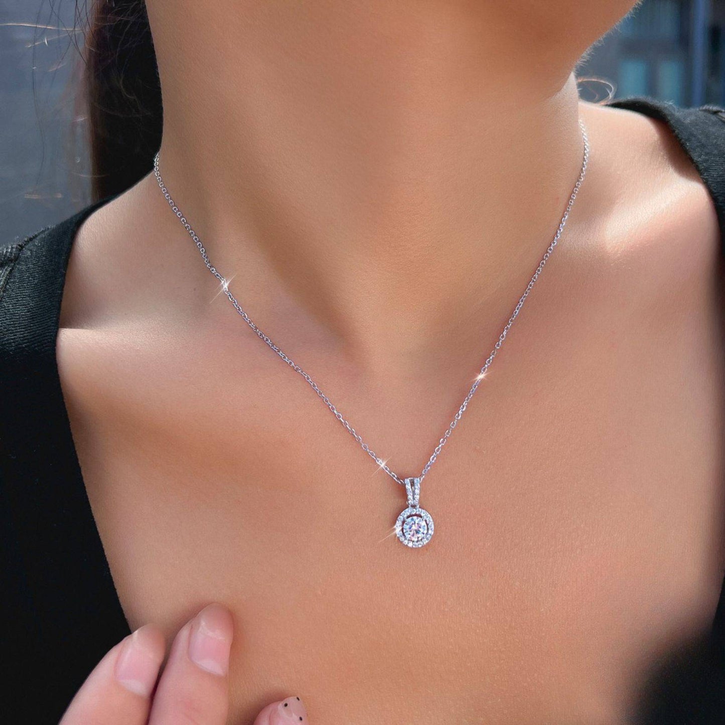 Colier lantisor din argint cu pandantiv rotund elegant cu zirconiu cesini purtat