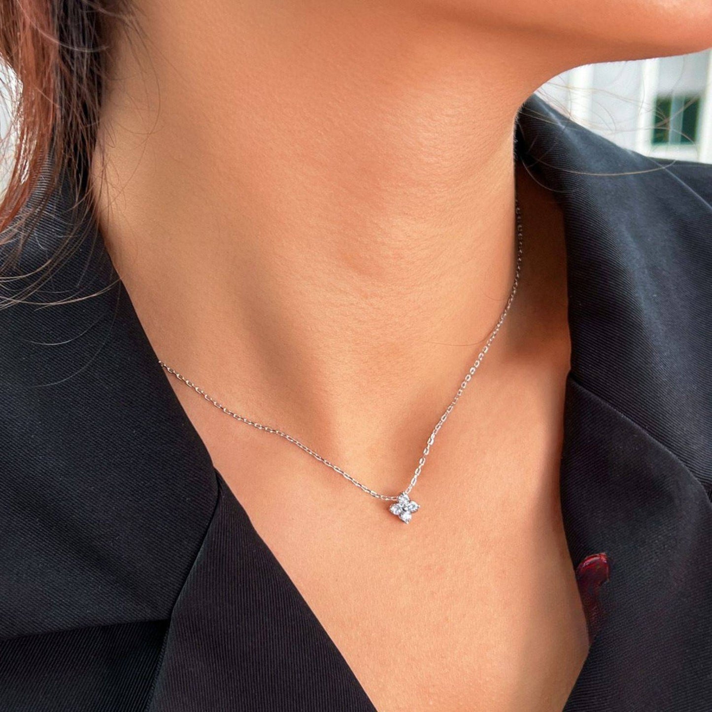 Colier lantisor din argint cu pandantiv trifoi cu zirconiu cesini purtat