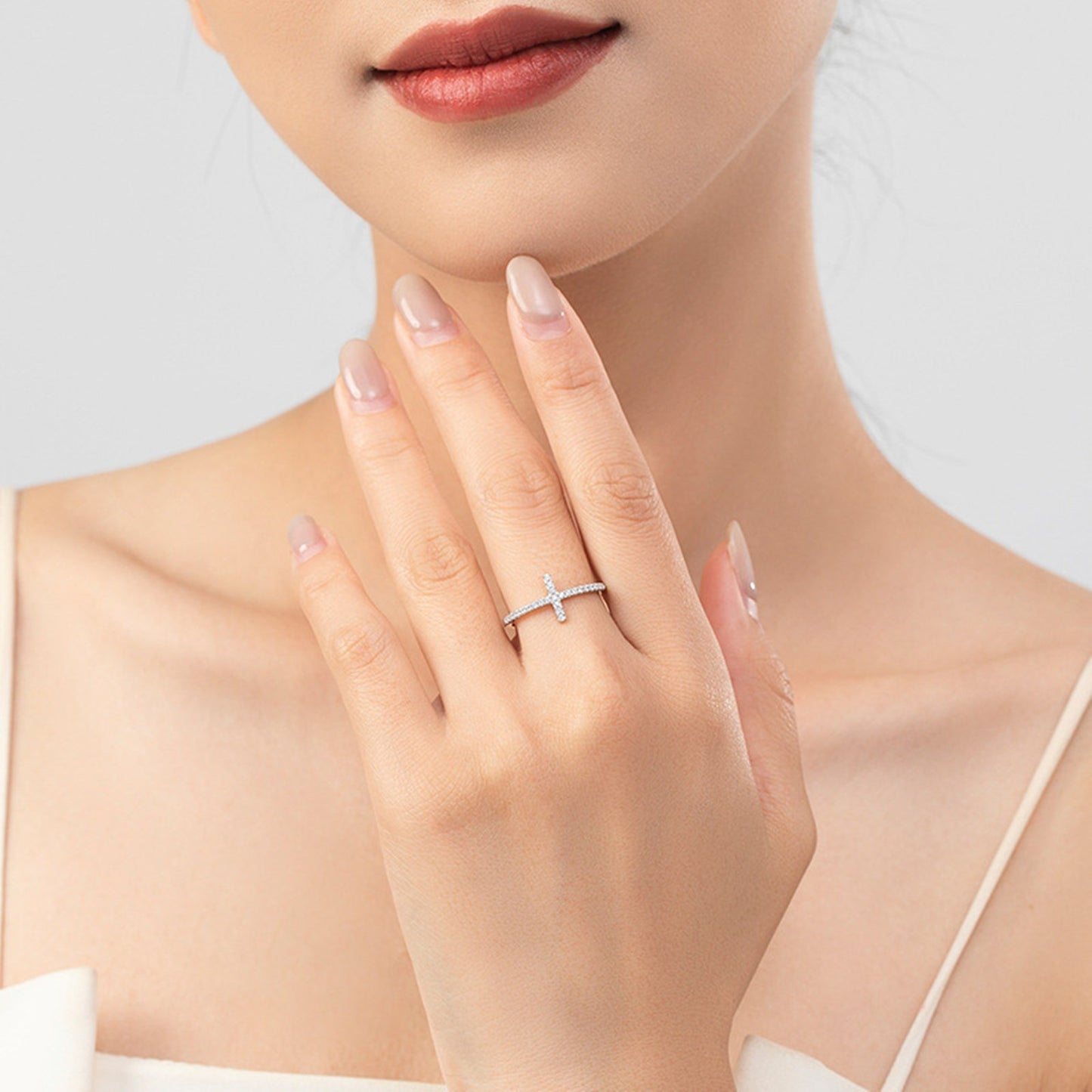 Inel din argint model cruce cu cristale zirconiu cesini purtat