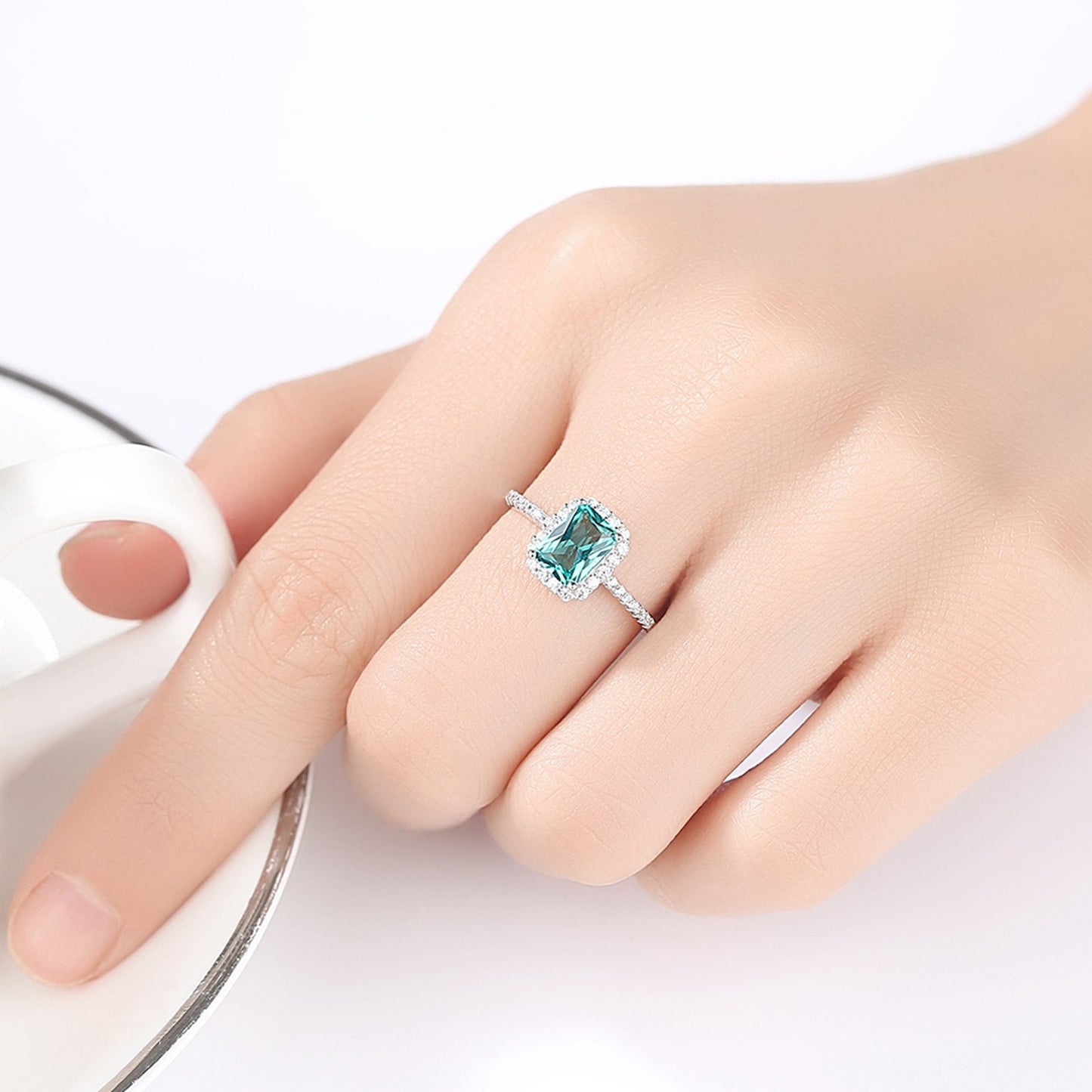 Inel din argint elegant rectangular cu smarald verde si cristale zirconiu cesini purtat