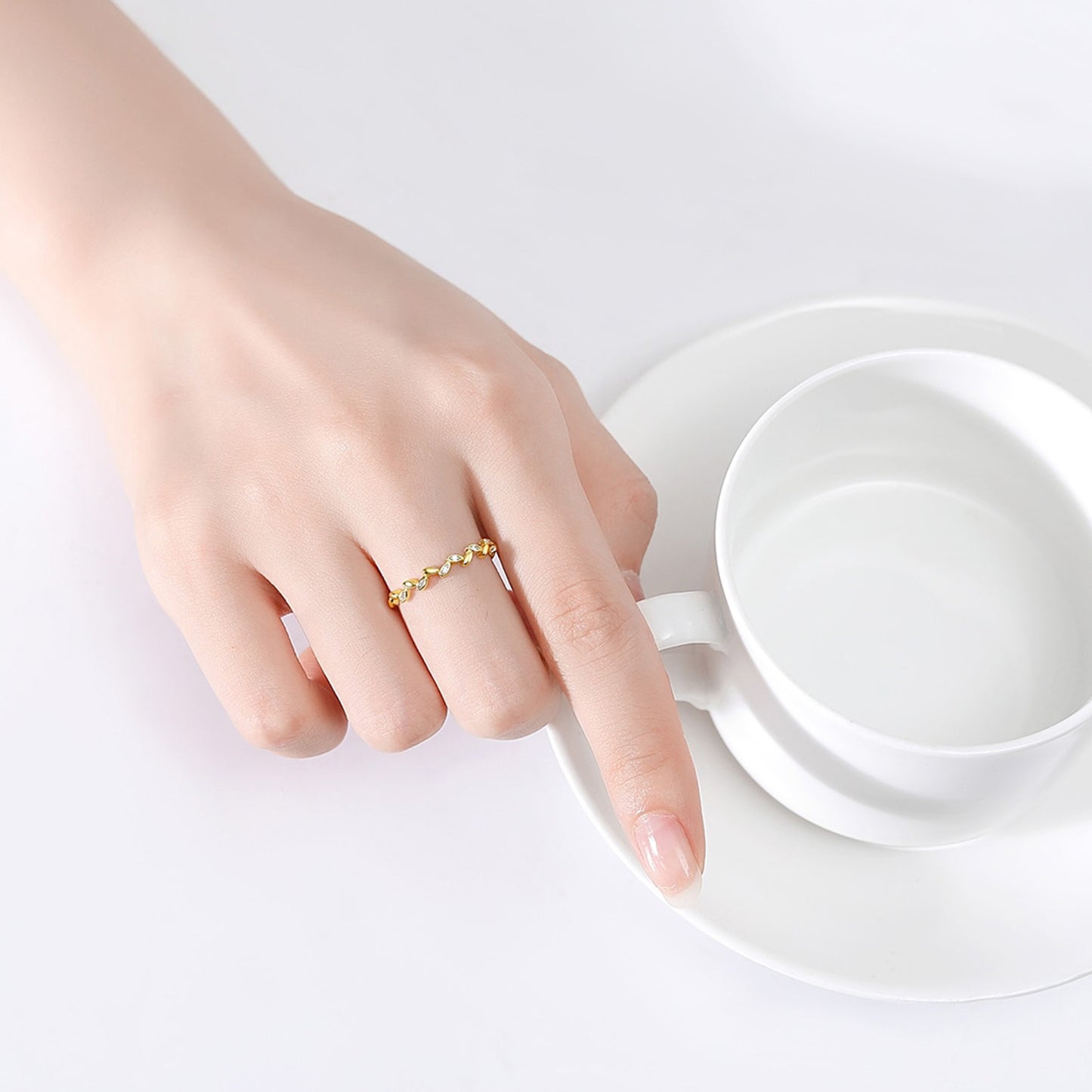 Inel din argint reglabil placat cu aur frunze cu cristale zirconiu cesini purtat