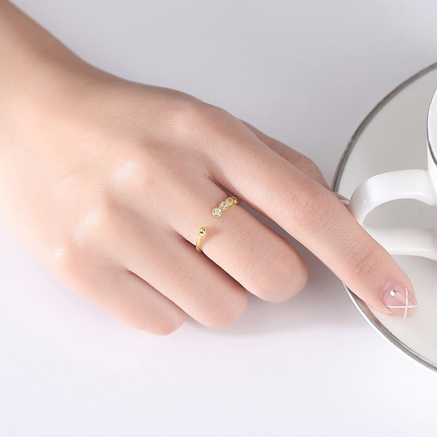 Inel din argint reglabil placat cu aur cu cristale zirconiu si biluta cesini purtat