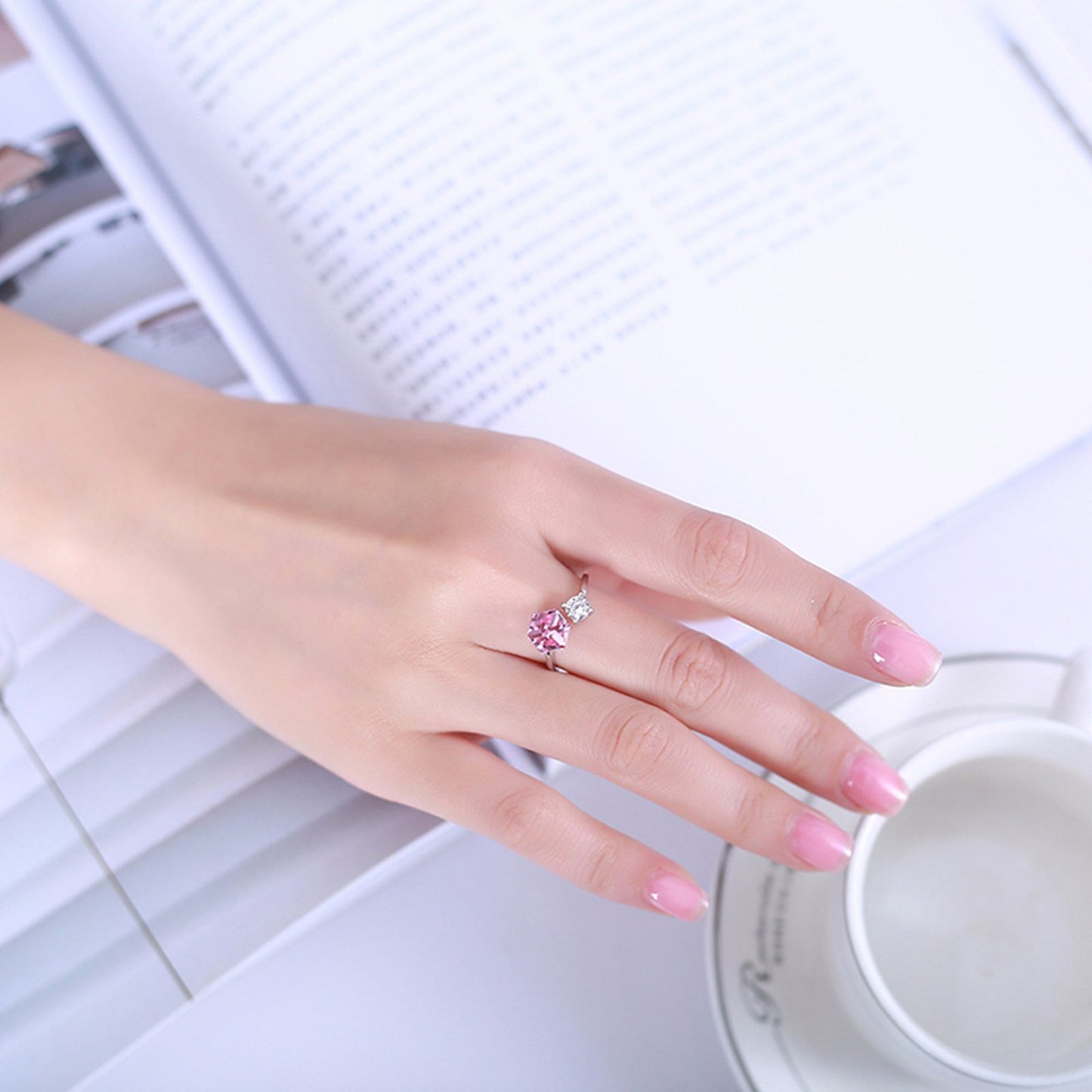 Inel din argint elegant reglabil cu piatra roz si cristale zirconiu cesini purtat