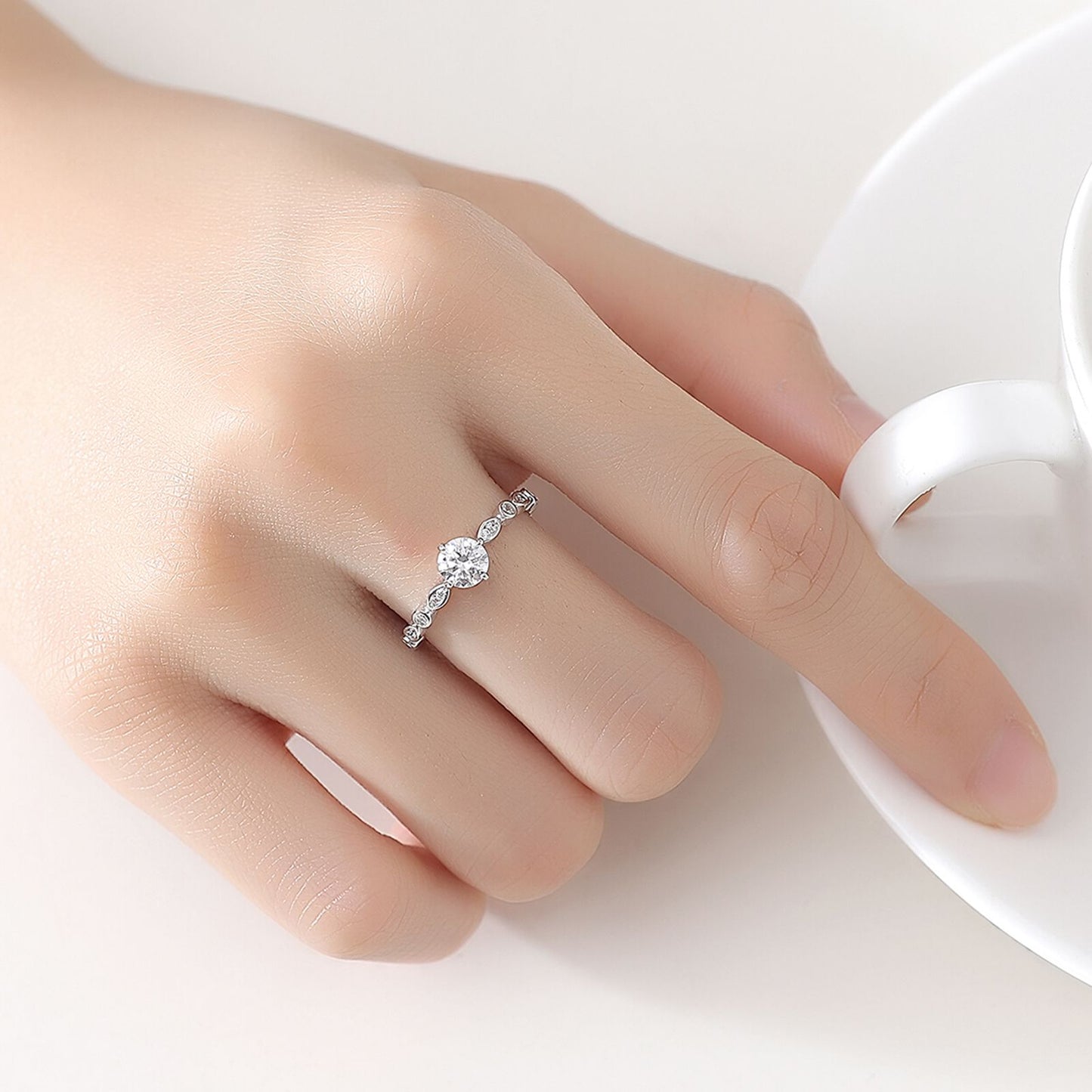 Inel din argint elegant reglabil cu moissanite cesini purtat