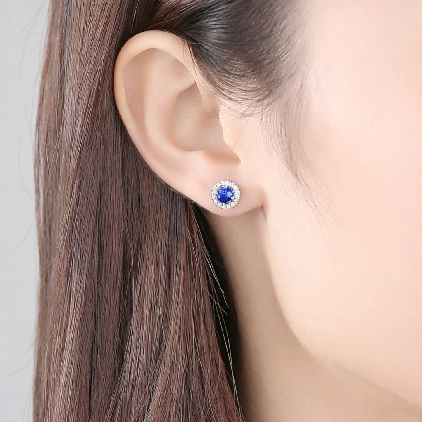Set din argint colier si cercei elegant rotund cu safir albastru si cristale zirconiu cesini cercei purtati