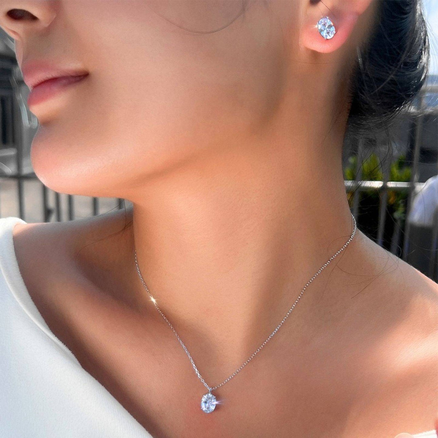 Set din argint colier si cercei oval cu zirconiu cesini purtat