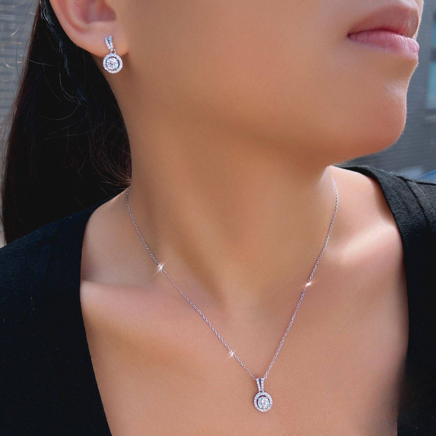 Set din argint colier si cercei rotund elegant cu zirconiu cesini purtat