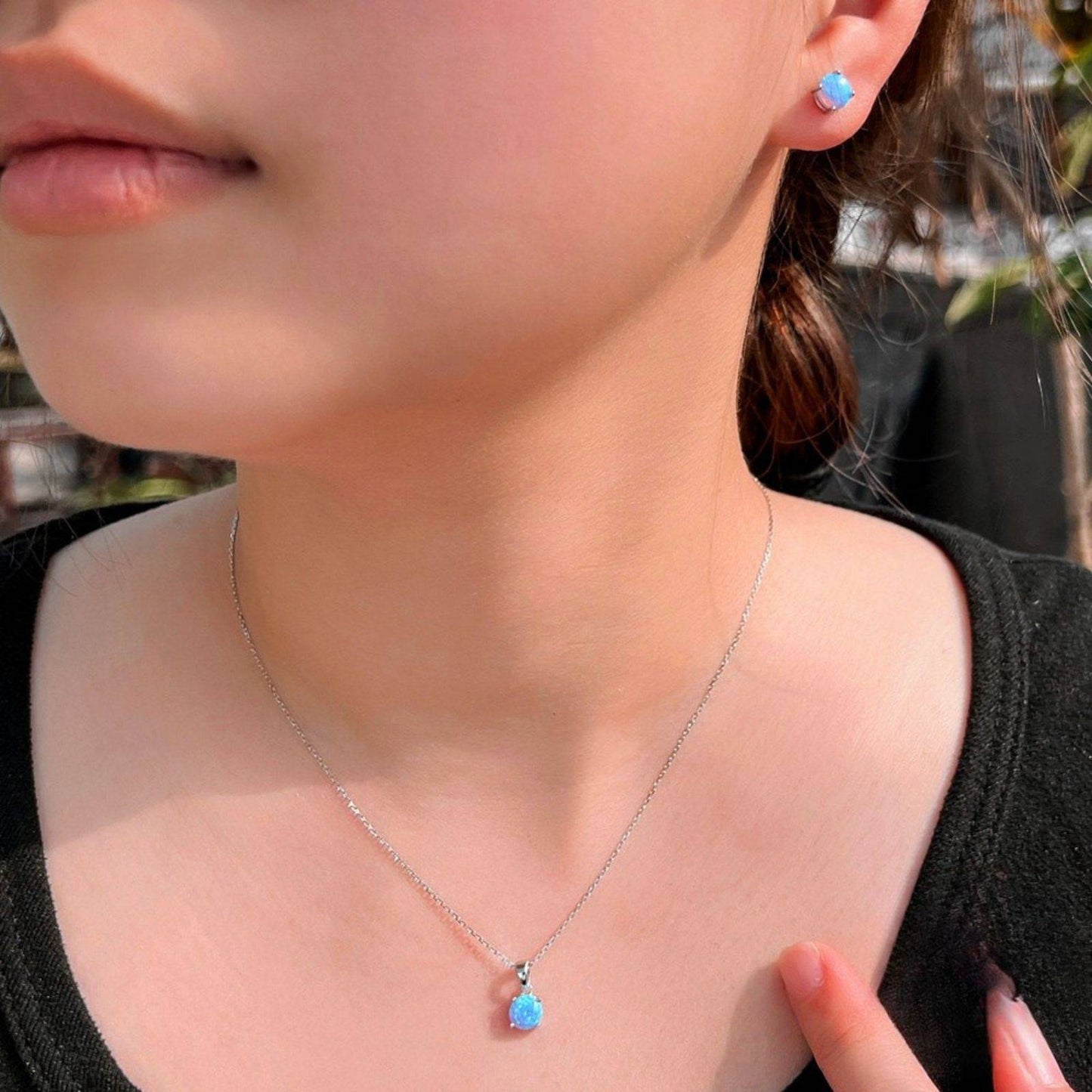 Set din argint colier si cercei rotund cu opal cesini purtat