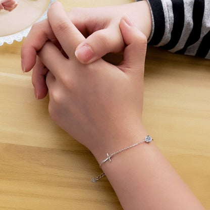 Bratara din argint cu cruciulita si cristale zirconiu cesini purtata