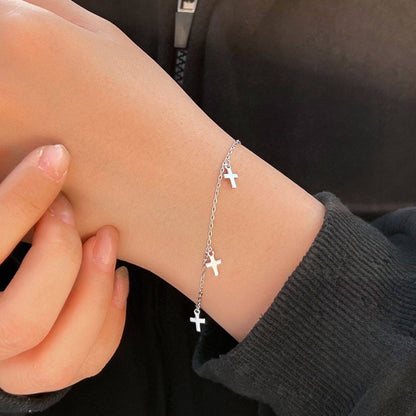 Bratara din argint simpla cu cruciulite cesini purtata