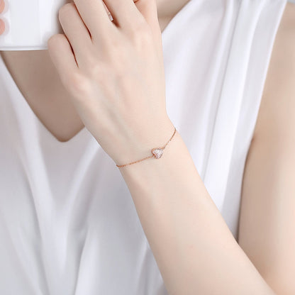 Bratara din argint placata cu aur model inima cu cristale zirconiu cesini purtata