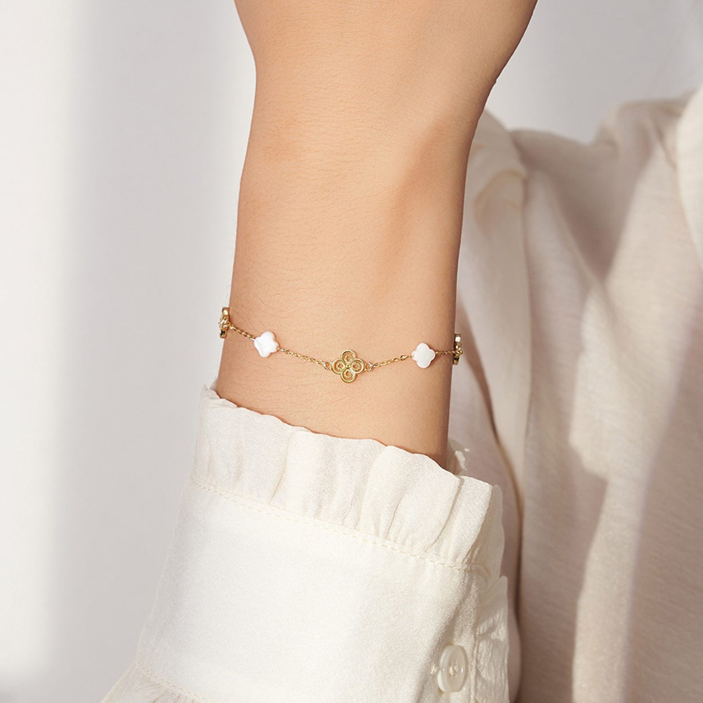 Bratara din argint placata cu aur eleganta cu trifoi clover cesini purtata