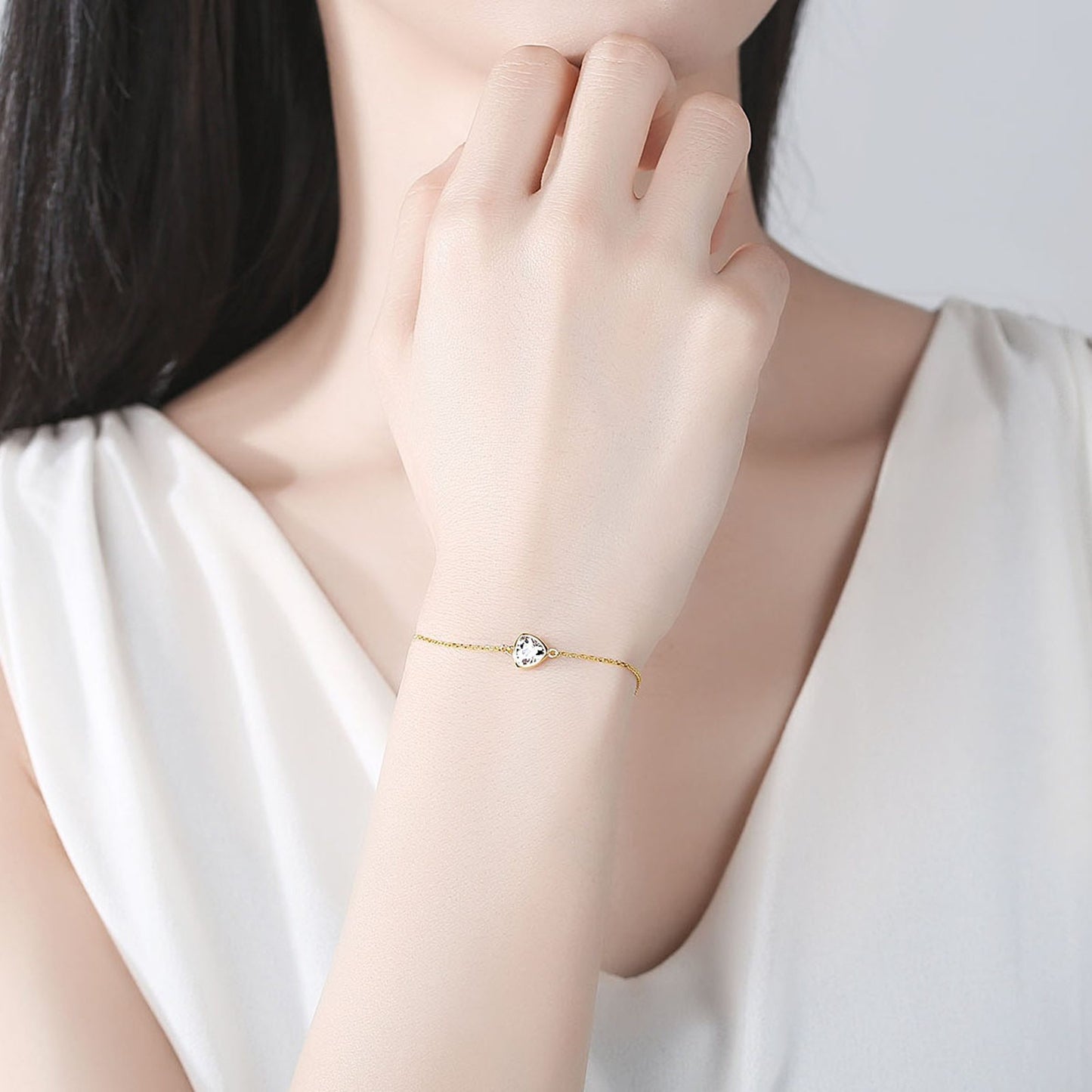 Bratara din argint placata cu aur cu cristale zirconiu cesini purtata