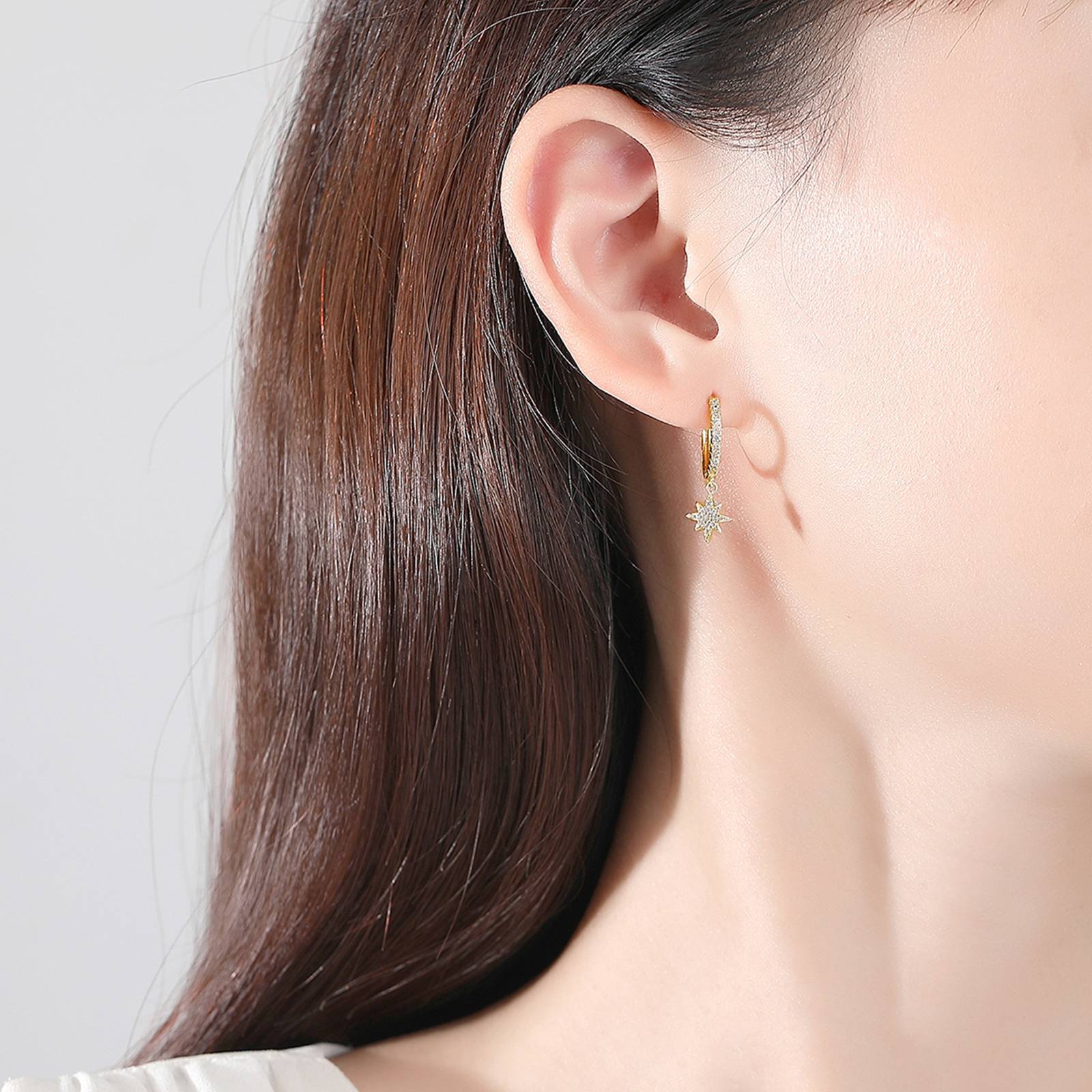 Cercei din argint asimetrici soarele si luna placati cu aur cu cristale zirconiu cesini purtati