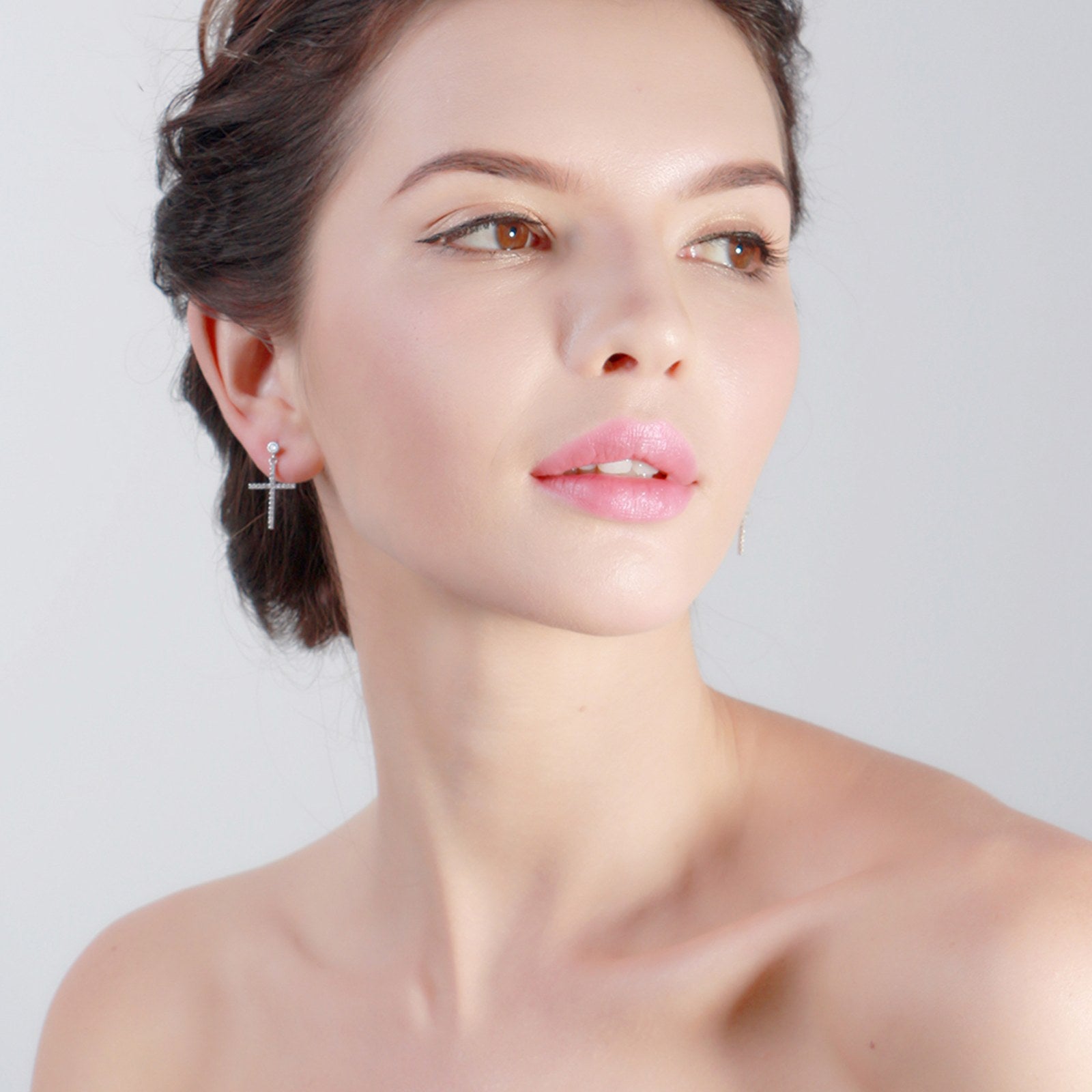 Cercei din argint lungi eleganti cu cruciulita si cristale zirconiu cesini purtati