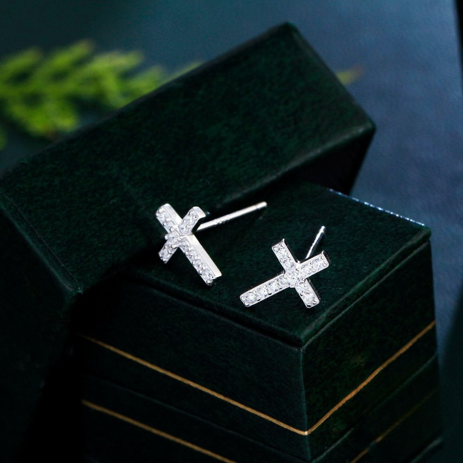 Cercei din argint model cruce cu cristale zirconiu cesini cadou