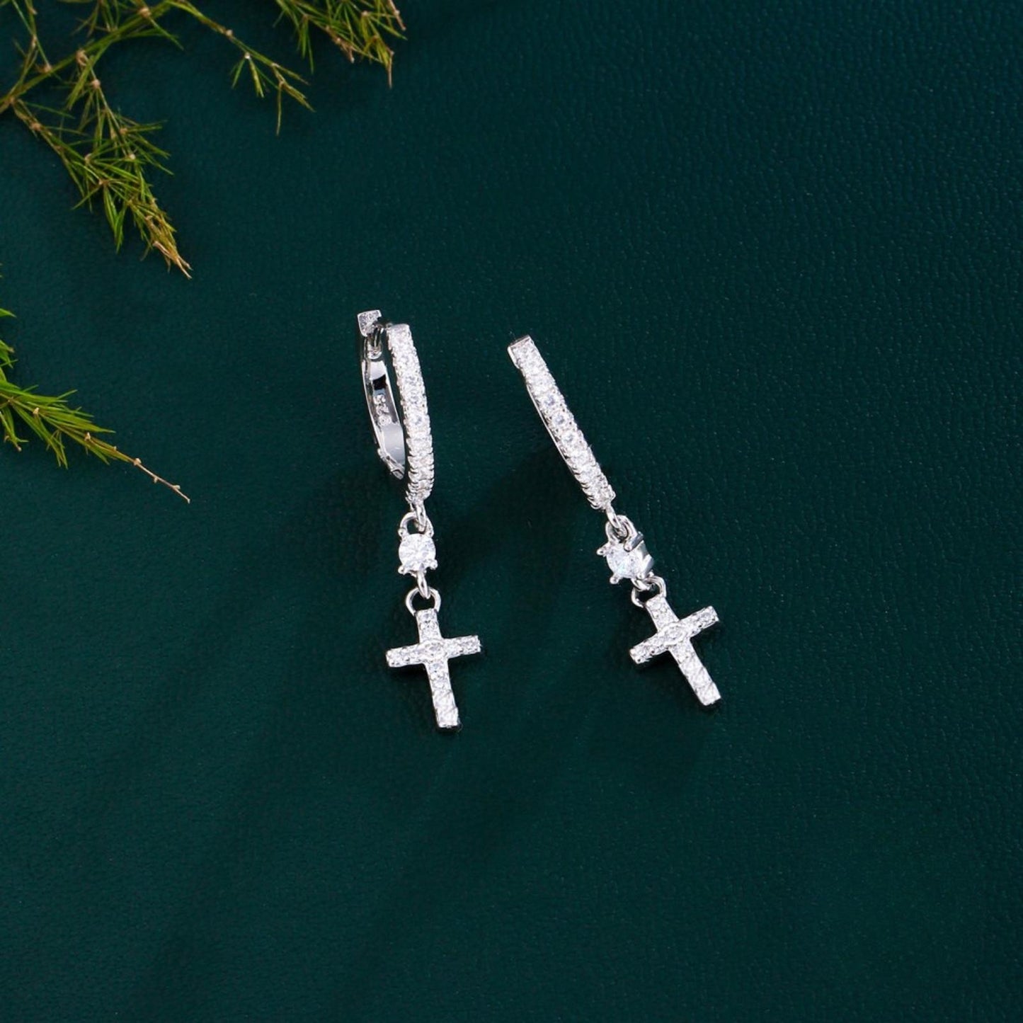 Cercei din argint cu cruce lungi cu cristale zirconiu cesini cadou