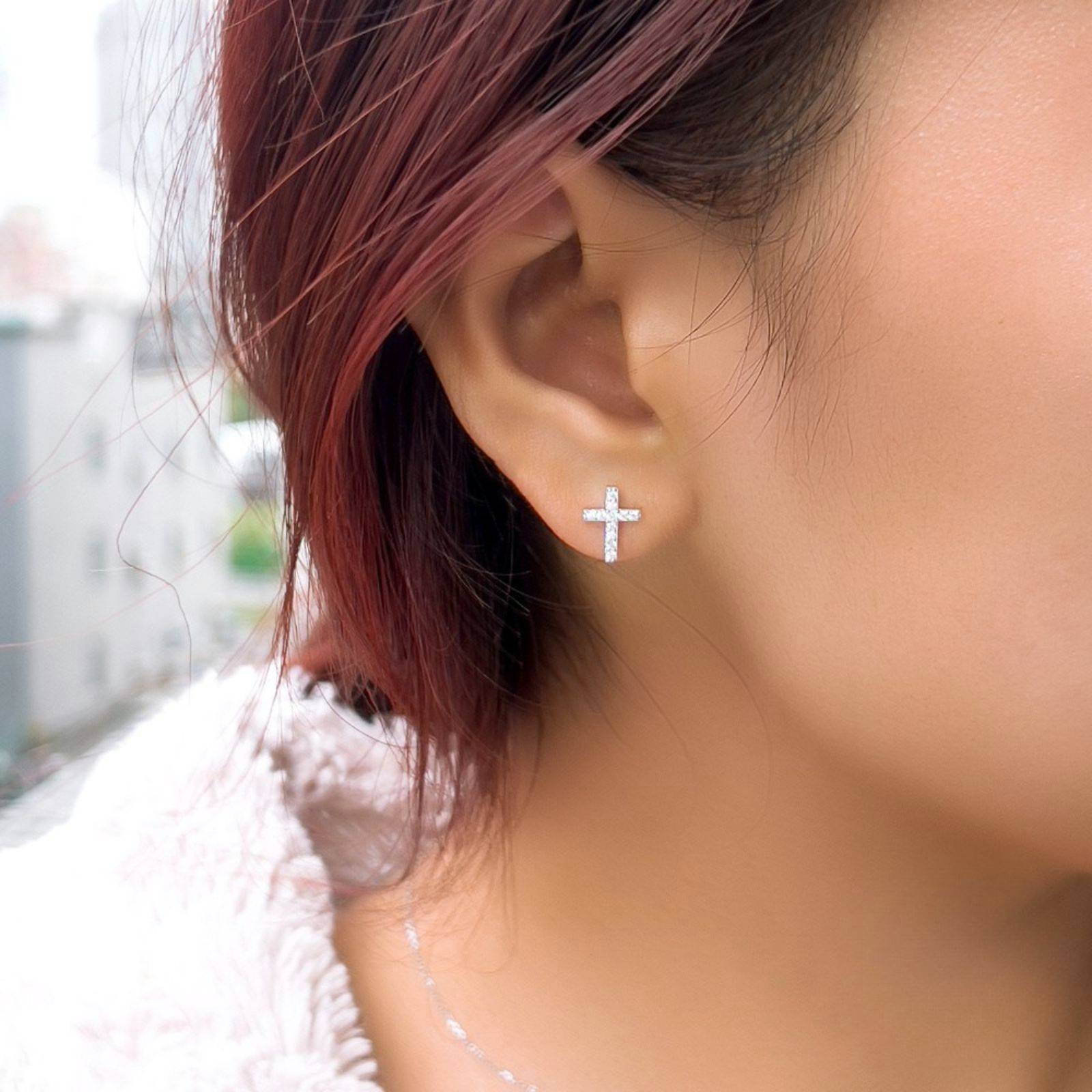 Cercei din argint model cruce cu cristale zirconiu cesini purtat