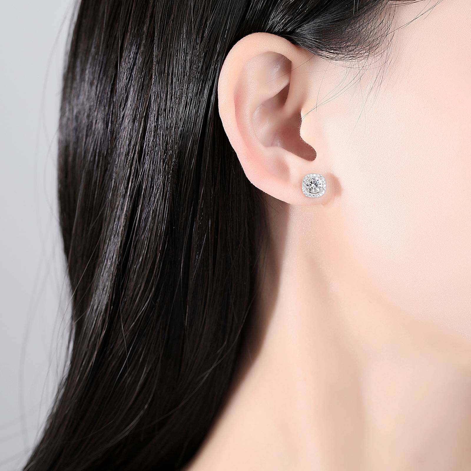 Cercei din argint eleganti patrati cu moissanite cesini purtati