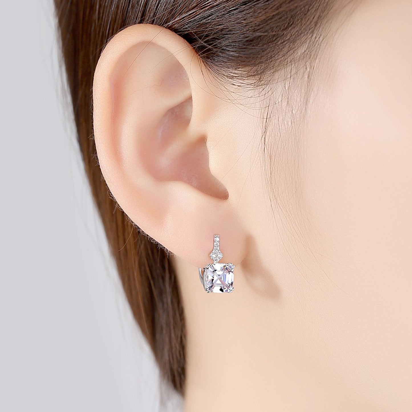 Cercei din argint eleganti patrati cu morganit si cristale zirconiu cesini purtati