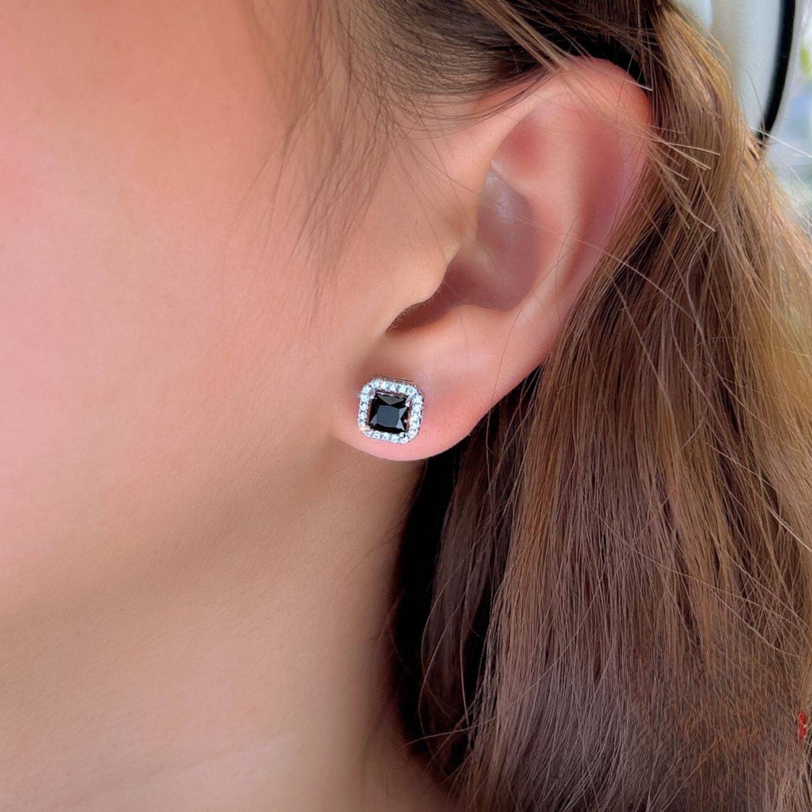 Cercei din argint eleganti patrati cu onix negru si cristale zirconiu cesini purtati