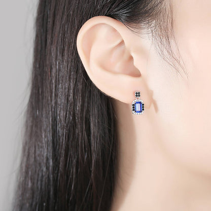 Cercei din argint lungi eleganti rectangulari cu safir albastru si cristale zirconiu cesini purtati