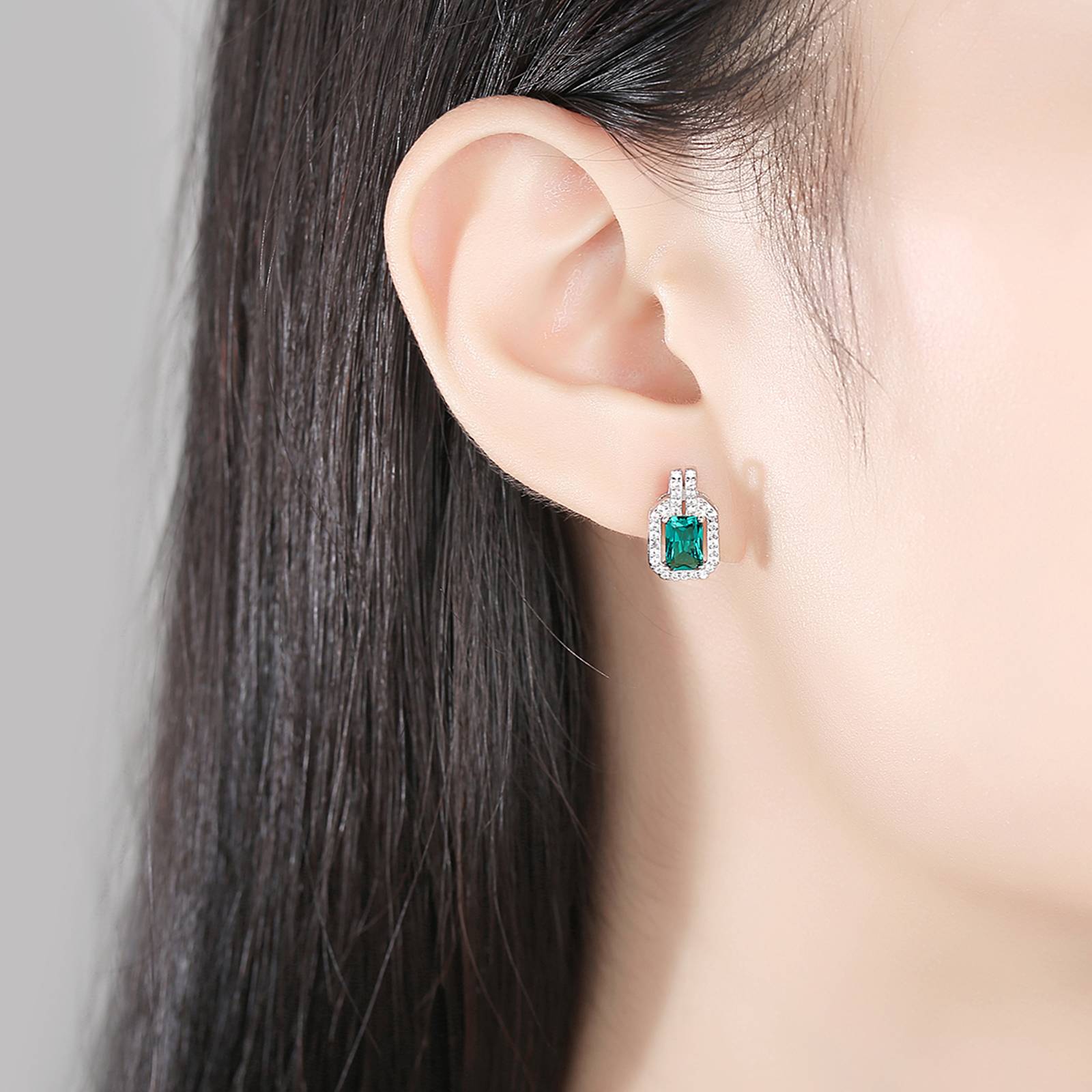 Set din argint elegant rectangular colier si cercei cu smarald verde si cristale zirconiu cesini cercei purtati