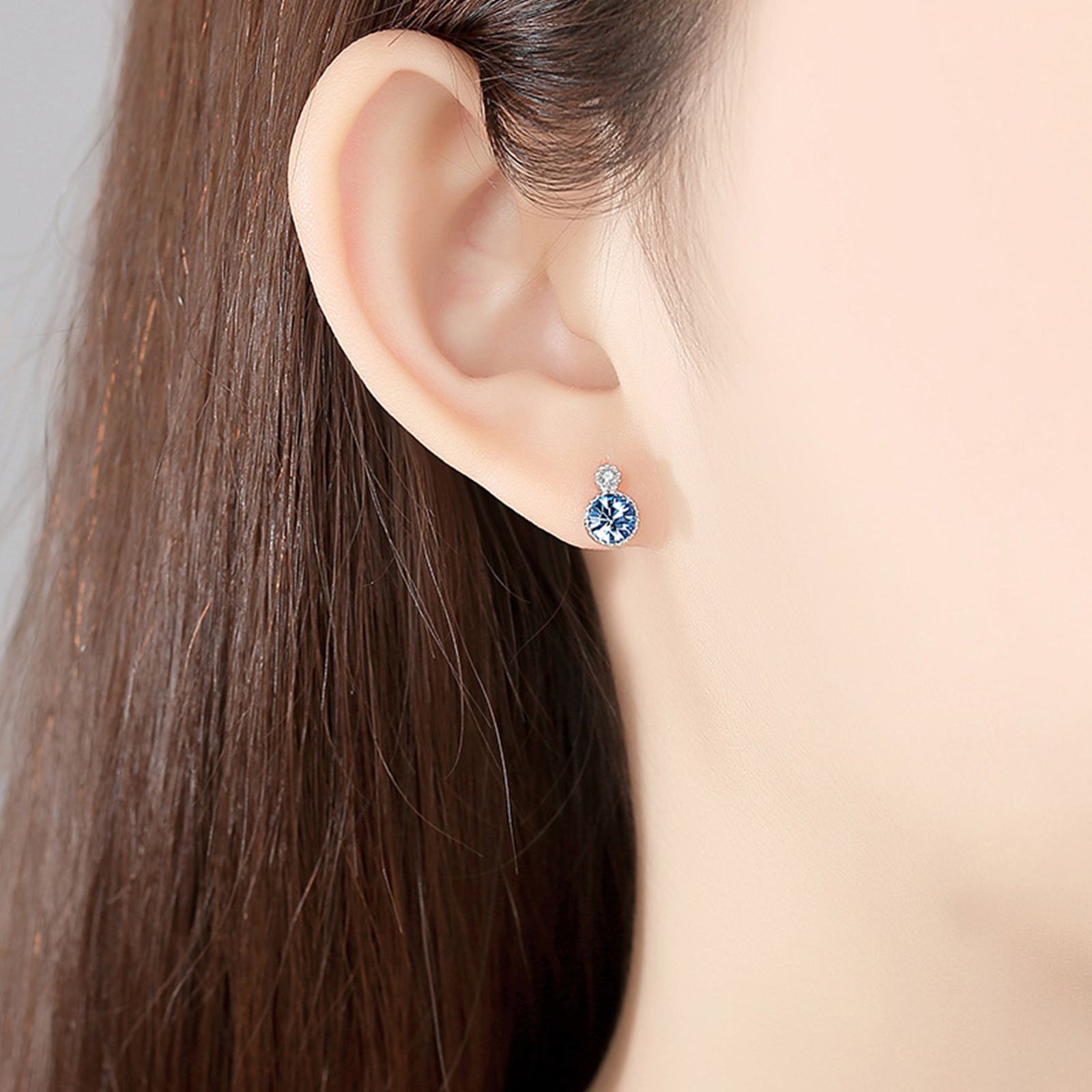 Cercei din argint eleganti rotunzi cu safir albastru si cristale zirconiu cesini purtati