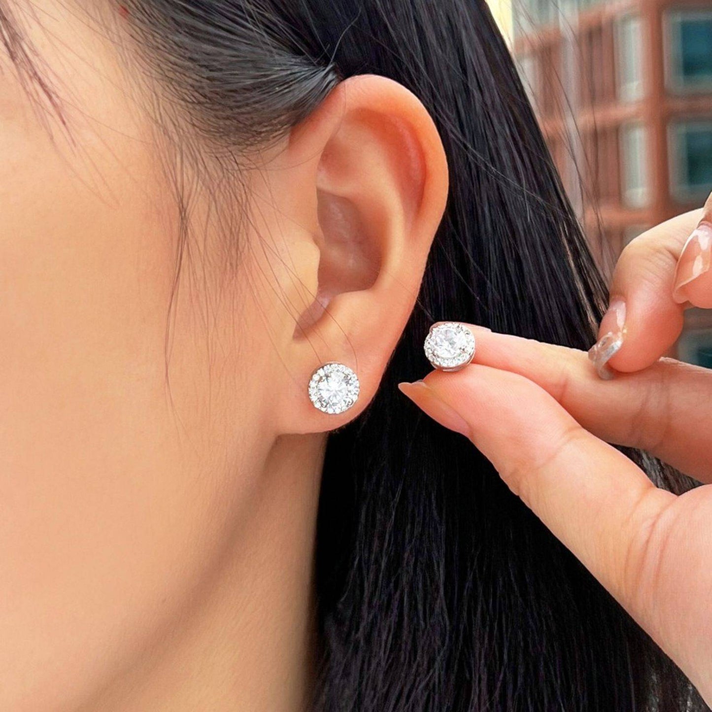 Cercei din argint eleganti rotunzi cu cristale zirconiu cesini purtati