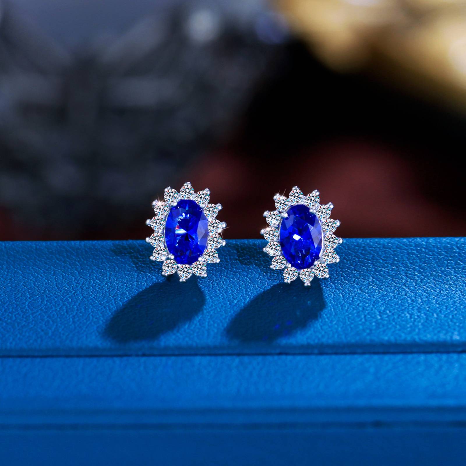 Cercei din argint rotunzi eleganti cu safir albastru si zirconiu cesini cadou
