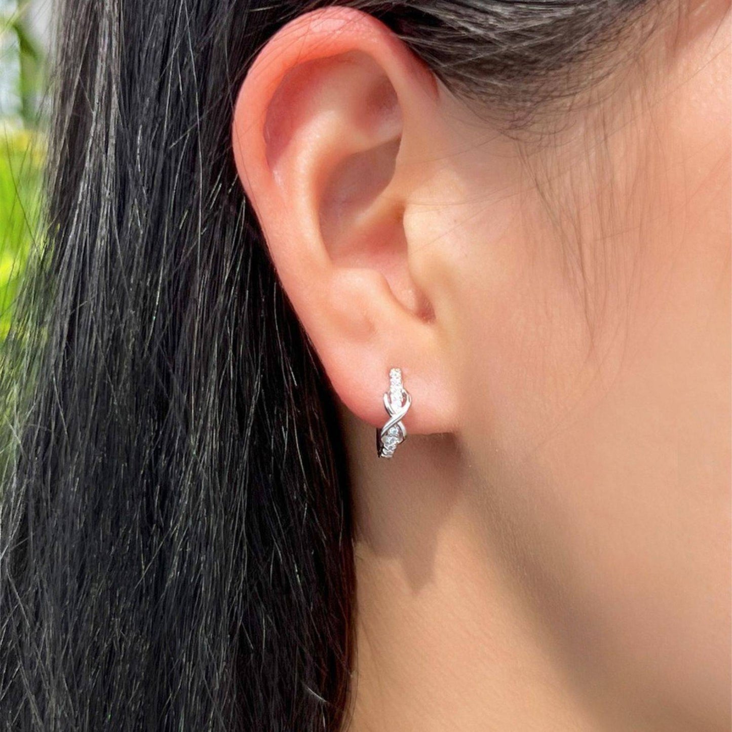 Cercei din argint rotunzi cu semnul infinitului si cristale zirconiu cesini purtati