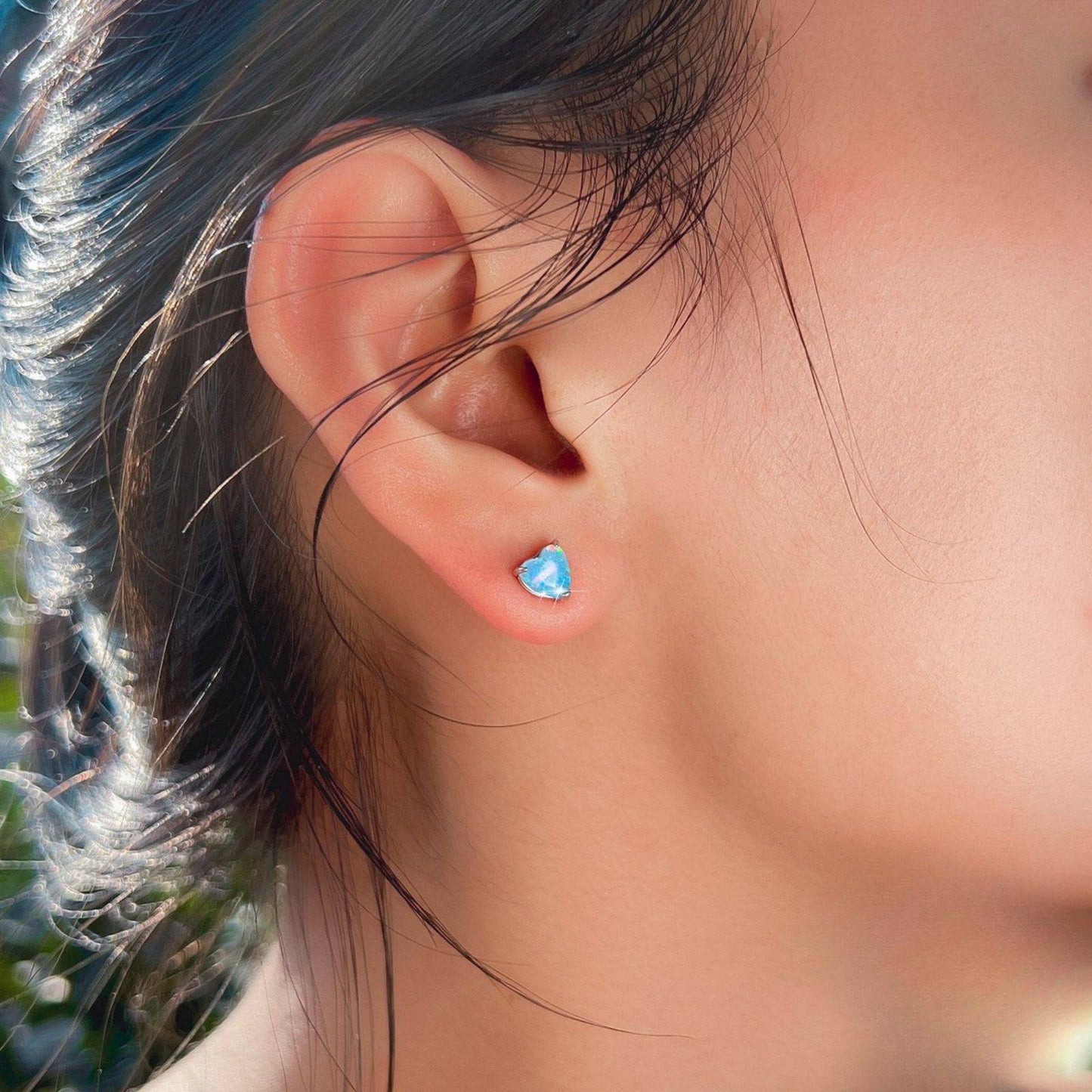 Cercei din argint inima cu opal cesini purtat