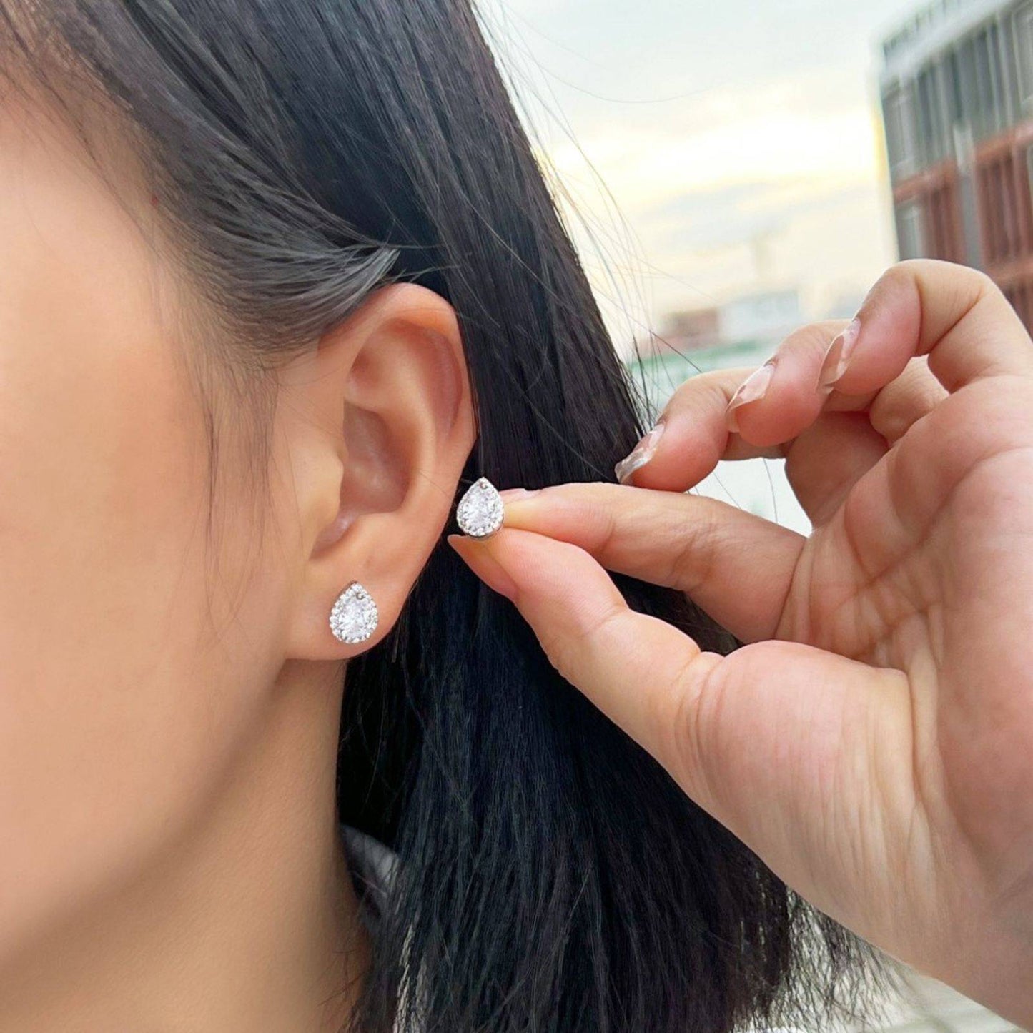 Cercei din argint eleganti lacrima cu cristale zirconiu cesini purtati