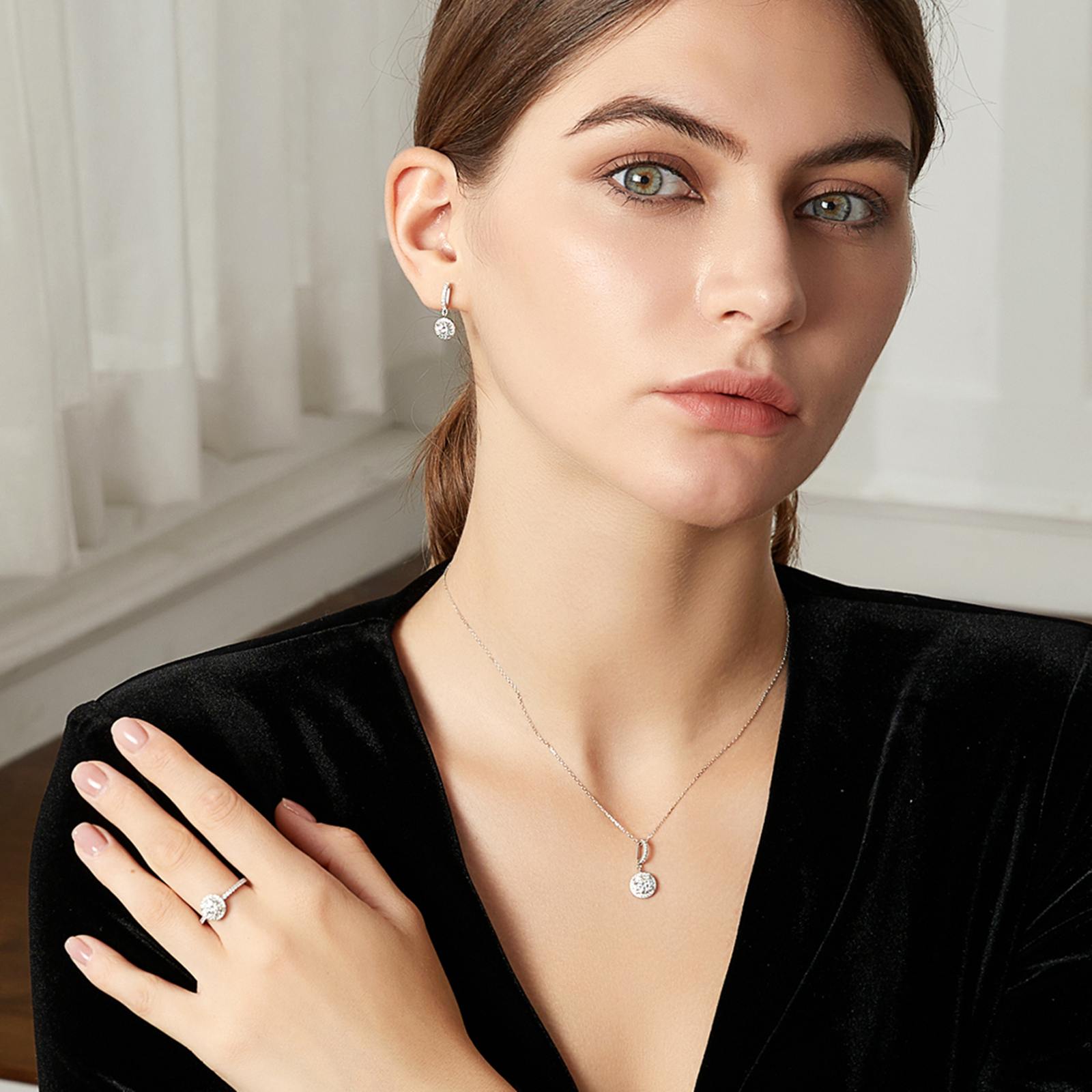 Cercei din argint lungi rotunzi eleganti cu moissanite cesini purtati